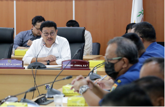 Komisi A DPRD Provinsi DKI Jakarta mendorong Dinas Penanggulangan Kebakaran dan Penyelamatan (Gulkarmat) terus menggenjot kecepatan respon ketika terjadi kebakaran. Selain itu, jaminan akan keselamatan petugas di lapangan juga harus ditingkatkan. Wakil Ketua Komisi A DPRD DKI Jakarta Inggard Joshua mengatakan, dua hal tersebut harus dioptimalkan untuk menekan angka kerugian yang diakibatkan bencana kebakaran. Terlebih, di tahun 2023 ini Dinas Gulkarmat telah menganggarkan Rp181 miliar untuk pengadaan alat pelindung diri (APD) personel di lapangan. “Jadi petugas pemadam kebakaran ini seharusnya dilengkapi APD dengan standar yang optimal. Jangan sampai mereka melakukan pemadaman tetapi dirinya terancam untuk keselamatannya,” ujar Inggard usai rapat kerja bersama Dinas Gulkarmat di gedung DPRD DKI Jakarta, Senin (30/1). Dalam APBD tahun anggaran 2023, Dinas Gulkarmat dibekali anggaran sebesar Rp1,3 triliun dengan berbagai macam program kerja. Komisi A DPRD DKI Jakarta berharap dengan anggaran tersebut Dinas Gulkarmat dapat lebih mengoptimalisasi kinerja, khususnya peningkatan respon cepat saat terjadi kebakaran dan penanganan yang tepat sesuai tugas dan fungsi. “Karena memang harus dipertahankan dan ditingkatkan respon time itu. Karena api kecil harus segera dipadamkan,” ungkap Inggard. Pada kesempatan yang sama Kepala Dinas Gulkarmat Provinsi DKI Jakarta Satriadi menjelaskan, di tahun ini jajarannya memang memfokuskan APBD untuk peningkatan keahlian dan keselamatan petugas di lapangan. Untuk keselamatan Dinas Gulkarmat akan menambah dan memperbarui sejumlah jenis APD petugas pemadam. “Kami sedang melengkapi semuanya, kita konsentrasi ke APBD. Memang anggarannya besar karena jumlah personelnya juga besar. Ada sebanyak 4.000 personel, berarti satu orang memiliki standar peralatan mahal,” jelasnya.