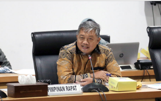 Badan Pembentukan Peraturan Daerah (Bapemperda) DPRD DKI Jakarta memproyeksikan akan terjadi banyak perubahan klausul pasal dari revisi Perda Nomor 17 Tahun 2004 Tentang Pengelolaan Barang Milik Daerah. Wakil Ketua Bapemperda DPRD DKI Jakarta Abdurrahman Suhaimi mengatakan, aset milik DKI Jakarta hingga saat ini kerap menjadi sorotan Badan Pemeriksa Keuangan (BPK). Mulai dari keberadaan hingga pemanfaatannya. Dengan demikian, penekanan-penekanan ketentuan mengenai pengamanan hingga pemberdayaan akan dituangkan dalam draf rancangan Perda tentang Pengelolaan Barang Milik Daerah yang baru. “Jadi harapannya, untuk pengelolaan, pengamanan dan perolehan aset nantinya dapat dikelola, diambil dan bermanfaat untuk masyarakat,” ujarnya usai rapat dengar pendapat (RDP) tentang Raperda Pengelolaan Barang Milik Daerah di gedung DPRD DKI Jakarta, Rabu (1/2). Direktur Produk Hukum Kementerian Dalam Negeri (Kemendagri) Makmur Marbun dalam kesempatan yang sama meminta pengamanan barang-barang milik daerah menjadi hal prioritas dalam pembahasan selanjutnya. Terlebih, menurutnya Perda nomor 17 tahun 2004 tentang Pengelolaan Barang Milik Daerah saat ini dinilai sudah tidak relevan untuk diterapkan. “Tidak kata terlambat, kami dari direktorat produk hukum daerah selaku pembina kebijakan daerah kami menyambut baik segera untuk dibentuk,” ucapnya. Sementara itu, Kepala Badan Pengelola Aset Daerah (BPAD) Provinsi DKI Jakarta Reza Phahlevi berharap Perda Pengelolaan Barang Milik Daerah dapat mengatur seluruh aset dengan baik, diantaranya aset transportasi, hunian, serta infrastruktur agar bisa menjadi investasi dan pendapatan daerah. “Mudah mudahan dengan Perda ini selesai, kita kedepannya bisa bernafas dengan lebih baik lagi khusus di Jakarta. Jadi sukses Jakarta, untuk Indonesia,” tandasnya.