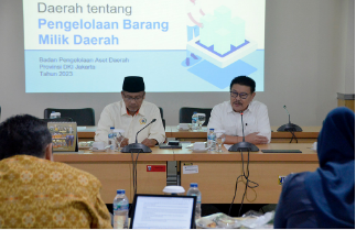Komisi A, Komisi B dan Komisi C DPRD Provinsi DKI Jakarta menyatakan dukungannya pada upaya pembenahan aset DKI Jakarta melalui revisi Perda Nomor 17 Tahun 2004 tentang Pengelolaan Barang Milik Daerah. Ketiganya sepakat adanya percepatan pembahasan dan pengesahan Perda terbaru. Komisi A DPRD DKI Jakarta menilai, hingga saat ini banyak aset milik DKI Jakarta bermasalah. Bahkan tidak sedikit yang kalah ketika bersengketa di pengadilan. Dengan demikian, keberadaan Perda Pengelolaan Barang Milik Daerah yang baru diharapkan dapat memperkuat upaya pengamanan, pengelolaan hingga pemanfaatan aset yang ada. “Kami semangat sekali terhadap perubahan ini, semangatnya kami hingga membentuk Pansus Aset. Karena kami ingin membantu Pemda DKI mengusut kasus yang merugikan Pemerintah. Kami minta Perda ini segera dilengkapi karena bisa meningkatkan retribusi daerah,” ujar Inggard Joshua, Wakil Ketua Komisi A dalam rapat Badan Pembentukan Peraturan Daerah (Bapemperda), Kamis (2/2). Sementara itu Anggota Komisi B DPRD DKI, Gilbert Simanjuntak menyampaikan perlu adanya percepatan pembahasan revisi Perda Pengelolaan Barang Milik Daerah. Sebab, banyak aset milik DKI Jakarta yang perlu pengamanan segera. “Saya melihat Perda ini harus disegerakan, agar kita ada dasar hukum yang jelas,” terangnya. Hal yang sama diungkapkan Wakil Ketua Komisi C DPRD DKI Jakarta Rasyidi. Ia menyebut, hingga kini masih banyak aset milik DKI Jakarta yang berada di wilayah abu-abu dan rentan diambil alih pihak tak bertanggungjawab. Karena itu, perlu penegasan dan penebalan dalam pembahasan pasal-pasal krusial dalam Perda Pengelolaan Barang Milik Daerah yang baru. “Kami Komisi C merasa senang apabila Perda ini bisa segera diperbaiki, kita tahu aset DKI itu banyak, tetapi masih belum jelas kepemilikannya. Apabila Perda ini dirampungkan maka akan jelas kedepannya, sehingga pendapatan kita juga bertambah,” tegas Rasyidi. Dalam rapat kerja yang sama, Ketua Bapemperda DPRD DKI Jakarta Pantas Nainggolan menyampaikan, pemanfaatan aset untuk kesejahteraan masyarakat menjadi tujuan besar direvisinya Perda Pengelolaan Barang Milik Daerah. Bapemperda berkomitmen akan mengefektifkan harmonisasi Raperda tersebut dengan aturan-aturan yang beririsan agar ideal. “Kami berharap Raperda yang sedang ditindaklanjuti ini bisa memberikan manfaat yang besar bagi kesejahteraan masyakat. Ini memang perlu adanya harmonisasi dari peraturan-peraturan lainnya atau pun Peraturan Gubernur untuk ditingkatkan dan disesuaikan dengan kebutuhan,” ungkapnya.