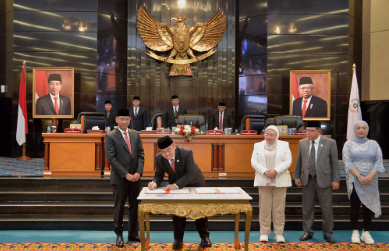DPRD DKI mengesahkan Rancangan Peraturan Daerah (Raperda) tentang perubahan bentuk hukum Perseroan Terbatas (PT) Penjaminan Kredit Daerah Jakarta menjadi Perseroan Daerah (Perseroda) dalam rapat paripurna, Senin (6/2). Anggota Badan Pembentukan Peraturan Daerah (Bapemperda) DPRD DKI Jakarta Abdul Azis Muslim mengatakan, pengesahan Perda itu membuka peluang semakin banyaknya Usaha Mikro Kecil Menengah dan Koperasi (UMKMK) dan Koperasi di Jakarta yang mendapatkan fasilitas penjaminan dari Perseroda. Pasalnya, hingga saat ini PT Jamkrida Jakarta telah menjamin sebanyak 3. 520.536 UMKM dan Koperasi dengan nilai total penjaminan yang sudah mencapai lebih dari Rp22 triliun. “Apabila melihat regulasi Otoritas Jasa Keuangan (OJK) maka kegiatan penjaminan yang dilakukan PT Jamkrida Jakarta sudah mencapai batasnya sehingga diperlukan penambahan modal dasar yang dituangkan dalam Rancangan Peraturan Daerah yaitu sebesar Rp1.6 triliun,” ujarnya Azis saat membacakan penyampaian laporan Bapemperda dalam sidang paripurna. Penjabat (Pj) Gubernur DKI Jakarta Heru Budi Hartono mengapresiasi keberhasilan DPRD DKI merumuskan, membahas dan menyetujui lahirnya Perda tentang perubahan bentuk hukum Perseroan Terbatas (PT) Penjaminan Kredit Daerah Jakarta menjadi Perseroan Terbatas Penjaminan Kredit Daerah Jakarta (Perseroan Daerah). “Dengan disetujuinya Raperda tentang perubahan bentuk hukum Perseroan Terbatas Penjaminan Kredit Daerah menjadi Perseroan Terbatas Penjaminan Kredit Daerah Jakarta (Perseroan Daerah) diharapkan dapat meningkatkan kinerja PT Jamkrida Jakarta serta lebih banyak merangkul pelaku UMKM sehingga UMKM yang ada menjadi berkembang dan mandiri,” ujar Heru. Dengan meluasnya jangkauan penjaminan PT Jamkrida Jakarta terhadap UMKM maka semakin terbuka lapangan kerja bagi masyarakat Jakarta. “Dengan banyaknya pelaku usaha UMKM dan Koperasi yang dirangkul tersebut akan meningkatkan lapangan pekerjaan dan jumlah tenaga kerja sehingga diharapkan dapat meningkatkan Pendapatan Asli Daerah (PAD) Pemerintah Provinsi DKI Jakarta,” ujarnya. Wakil Ketua DPRD DKI Khoirudin mengatakan setelah disetujuinya Raperda itu, Penjabat (Pj) Gubernur DKI diharapkan dapat menindaklanjuti sesuai dengan Peraturan Perundangan yang berlaku, serta memperhatikan saran dan harapan yang disampaikan oleh DPRD. “Setelah disetujui bersama legislatif dan eksekutif, berharap raperda ini dapat mendukung kinerja Jamkrida. Serta, bisa mendorong peningkatan sektor usaha mikro, kecil dan menengah,” ujarnya dari meja pimpinan sidang. Rapat paripurna diakhiri dengan penyerahan draf Raperda dari Wakil Ketua DPRD DKI Khoirudin kepada Pj Gubernur DKI dan disaksikan anggota DPRD yang hadir.