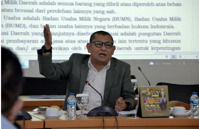Badan Pembentukan Peraturan Daerah (Bapemperda) DPRD DKI Jakarta memastikan akan memperjuangkan hak masyarakat sebagai pengguna layanan dari operator pengguna Sarana Jaringan Utilitas Terpadu (SJUT). Anggota Bapemperda DPRD DKI Jakarta Lukmanul Hakim mengatakan, dalam Pasal 4 Poin D perubahan Perda Nomor 8 Tahun 1999 tentang Jaringan Utilitas, operator pengguna SJUT akan diwajibkan membayar retribusi atau tarif rutin. Ia khawatir kebijakan tersebut justru berdampak pada kenaikan tarif langganan masyarakat di kemudian hari. “Semangat kita bersama bagaimana Kota Jakarta tersusun rapi, artinya kabel-kabel diatas turun kebawah, tapi tidak merugikan masyarakat! Terutama soal tarif layanan yang kita khawatirkan masyarakat pengguna layanan internet di DKI menjadi mahal,” ujarnya di gedung DPRD DKI, Selasa (7/2). Di kesempatan yang sama, Anggota Bapemperda DPRD DKI Hardiyanto Kenneth juga mengungkapkan hal senada. Ia mengaku bakal mengajukan pasal baru untuk memperjuangkan hak masyarakat agar tidak dibebani operator akibat pengenaan retribusi. “Jangan pasal (4 poin D) ini menjadi acuan patokan provider untuk menaikan harga layanan. Saya akan perjuangin satu pasal yang mengikat, jangan nanti biaya teknisnya mereka dibebankan kepada masyarakat,” ucapnya. Sementara Kepala Dinas Bina Marga DKI Jakarta Hari Nugroho menjelaskan bahwa pihaknya sudah berkoordinasi dalam Forum Group Discussion (FGD) dengan sejumlah operator untuk memastikan tidak adanya penambahan biaya yang dibebankan kepada pelanggan mereka. “Karena ini Business to Business. Jadi clear tidak akan lebih mahal, saya yakin, karena para operator itu sudah tahu dengan (kabel) dia turunkan, maka sisi keamanan dia sudah tertolong. Sebab ada juga unsur sabotase yang sengaja memotongi dan mengurangi investasi mereka sebelumnya,” tandasnya.