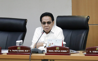 Komisi B DPRD DKI Jakarta menilai, ketersediaan lahan parkir penumpang transportasi publik (park and ride) sangat mempengaruhi antusiasme masyarakat pengguna moda raya terpadu (MRT). Maka perlu ketersediaan lahan park and ride yang mumpuni seiring dengan jumlah penumpang yang ditargetkan naik di tahun 2023. Wakil Ketua Komisi B DPRD DKI Jakarta Taufik Azhar mengatakan, sejauh ini PT MRT Jakarta belum melengkapi banyak stasiun dengan park and ride. Hingga akhirnya banyak masyarakat enggan menggunakan MRT dan tetap menggunakan kendaraan pribadinya. “Saya ingin soroti itu park and ride di ujung ke ujung stasiun MRT, hulu dan hilirnya. Ini sangat banyak dikeluhkan. Masyarakat dari ujung mau naik MRT, tempat parkirnya dimana,” ujarnya dalam rapat kerja di gedung DPRD DKI Jakarta, Selasa (7/2). Anggota Komisi B Wahyu Dewanto menambahkan, kinerja pembangunan fasilitas MRT selama ini menunjukkan perkembangan pesat. Sayangnya, fasilitas parkir minim perhatian. Padahal, target penumpang terus bertambah. “Park and ridenya kecil sekali. Nggak ada sama sekali. Jangan hanya bangga membangun spot-spot kuliner tapi park and ridenya dimana. Coba diatur itu gedung-gedung besar itu sediakan tempat parkir besar, boleh kok. Kita bantu nanti. Kita bisa minta PTSP untuk gedor untuk menunjang park and ride MRT dan tarifnya itu harus flat dan murah,” ungkapnya. Di lokasi yang sama, Direktur Utama PT MRT Jakarta Tuhiyat menjelaskan, jumlah penumpang MRT per hari dari Lebak Bulus hingga Stasiun Bundaran HI di sepanjang tahun 2022 telah mencapai 54.181 orang per hari. Di tahun 2023 ini PT MRT Jakarta menargetkan pencapaian jumlah penumpang 65.000 hingga 70.000 per hari. Untuk park and ride, dikatakan Tuhiyat, akan ada di depo Lebak Bulus meski hingga saat ini pembangunannya masih terkendala ketersediaan lahan. Lokasi park and tersebut telah sesuai dengan konsep transportasi massal di negara maju, dimana park and ride hanya disediakan di lokasi awal perjalanan penumpang. “Park and ride itu hanya ada di ujung ke ujung. Kenapa? Supaya orang naik publik transport. Di negara maju seperti itu. Park and ride diluar kota bukan di tengah kota. Di tengah kota, justru hotel-hotelnya dikurangi park and ridenya. Itu menuju kota modern seperti itu. Jadi kalau misalnya ada push dari pemerintah untuk mengurangi space parkir di tengah kota, itu akan jauh lebih baik,” jelasnya.