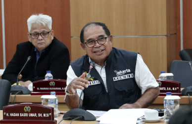 Komisi B DPRD Provinsi DKI Jakarta mengingatkan PT Food Station Tjipinang Jaya untuk terus menjaga ketersediaan stok kebutuhan pokok khususnya beras jelang Bulan Suci Ramadan. Upaya tersebut perlu dilakukan untuk mengantisipasi terjadinya kelangkaan hingga melonjaknya harga di pasaran. Anggota Komisi B Hasan Basri Umar mengatakan, telah terjadi gejolak harga beras yang membuat masyarakat resah. Apalagi saat ini masalah pangan juga diwarnai isu adanya mafia beras yang potensial mengganggu rantai distirbusi beras. “Masyarakat itu sekarang tahunya harga beras itu naik terus. Jadi kalau boleh jangan sampai pas bulan Ramadan itu harganya semakin tinggi, kemudian stoknya berkurang. Pengalaman kelangkaan minyak goreng kemarin harus jadi pelajaran. Jangan sampai masalah minyak itu merembet juga ke masalah beras,” kata dalam rapat kerja di gedung DPRD DKI Jakarta, Rabu (8/2). Anggota Komisi B Achmad Yani menambahkan, PT Food Station juga harus mengantisipasi kemungkinan adanya penimbunan beras yang dilakukan oleh pihak-pihak yang tidak bertanggung jawab dan bertujuan mengontrol harga beras di pasaran. “Kami dari DPRD berharap agar harga beras itu tidak naik. Jadi benar-benar dikendalikan. Jangan sampai ada penimbunan. Jangan sampai harga dikendalikan oleh mafia seperti yang disinggung Dirut Bulog kemarin,” katanya. Pada kesempatan itu, Direktur Utama PT Food Station Pamrihadi Wiraryo memastikan stok beras di gudang perusahaan, dan di pasar cukup untuk memenuhi kebutuhan masyarakat saat Ramadaan. Ia menjamin ketersediaan stok tersebut lantaran karakter saat bulan Ramadan tidak ada peningkatan permintaan yang signifikan dari pasar lantaran mayoritas masyarakat sedang berpuasa. “Kalau harga beras di DKI relatif terkendali di angka Rp10.175per kilogram kemarin. Untuk beras jenis IR 64 atau beras medium sudah turun Rp200 dibanding dua minggu lalu Rp 10.375. Kalau kita simak di beberapa daerah malah harganya sudah di atas Rp12.000 sampai Rp13.000. Jadi di Jakarta ini relatif terkendali,” ungkapnya. Saat ini, kata Pamrihadi, stok beras di gudang pasar beras induk Cipinang lebih dari 15 ribu ton, sementara stok di gudang milik PT Food Station sebanyak 6000 ton dan di gudang Bulog mempunyai stok beras sebanyak 40 ribu ton. Jumlahnya akan semakin bertambah saat musim panen tiba di akhir bulan Februari ini. “Soal penimbunan beras dan adanya mafia, Food Station bisnisnya adalah gudang. Tempat timbun beras memang tapi penimbunan beras yang memang cadangan untuk masyarakat DKI Jakarta yang kita umumkan di website jadi siapapun bisa akses. Apakah ada mafia? Sepanjang saya jadi Dirut di PT Food Station, saya tidak menemukan adanya mafia,” ungkapnya.