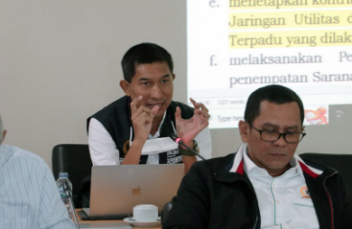 Badan Pembentukan Peraturan Daerah (Bapemperda) secara maraton melanjutkan pembahasan pasal per pasal revisi Perda Nomor 8 Tahun 1999 tentang Jaringan Utilitas. Perda terbaru nanti diyakini mampu menambah pendapatan asli daerah (PAD) dari kebijakan yang dituangkan. Anggota Bapemperda DPRD DKI Jakarta Dwi Rio Sambodo menyampaikan, peningkatan PAD akan muncul karena kedepannya para pengguna Sarana Jaringan Utilitas Terpadu (SJUT) akan dikenakan biaya sewa per tahun. Kewajiban itu, akan dituangkan dalam pasal khusus yang sebelumnya belum diatur. “Kalau regulasi sebelumnya (retribusi) hanya saat izin diawal. Saat ini kita susun antara izin diawal dan retribusi setiap tahunnya, sehingga akan ada dampak berkelanjutan dan sinergi saling mengisi. Kita bisa mengestimasikan, pasti berdampak signifikan terhadap pendapatan daerah,” ujarnya di gedung DPRD DKI Jakarta, Rabu (8/2). Meskipun besaran tarif layanan pertahun tidak diatur dalam Perda melainkan melalui peraturan gubernur (Pergub), namun Dwi Rio mengimbau agar Perda tetap mengatur batas atas dan bawah tarif yang disesuaikan dengan situasi, kondisi, kualifikasi serta kuantitas besaran pemeliharaan sebagai patokan agar para operator tetap mendapat harga yang terjangkau. “Paling tidak harus kita bahas. Kalau kemudian itu tidak ditempatkan secara tekstual, paling tidak itu menjadi rekomendasi atau rujukan ketika nanti Pemerintah Daerah menyusun Pergub (Peraturan Gubernur),” ucapnya. Sementara anggota Bapemperda Yusuf mengimbau, Pemprov DKI juga harus memaksimalkan pelayanan, perawatan dan pemeliharaan barang milik operator yang tertanam di dalam SJUT, dengan harapan pengguna layanan operator terjamin kenyamanannya. “Pemprov harus memaksimalkan itu, jangan sampai sudah dibebankan biaya perawatan tapi pada saat ada kabel terputus, yang dirugikan justru masyarakat, karena masyarakat yang menggunakan jaringan tersebut,” tuturnya. Di lokasi yang sama, Kepala Dinas Bina Marga DKI Jakarta Hari Nugroho menjelaskan, peraturan retribusi per tahun memang baru akan diterapkan dalam revisi Perda Jaringan Utilitas di Pasal 4 poin D, dimana sebelumnya operator hanya dikenakan retribusi saat awal pemasangan alat saja. “Jadi sekarang retribusi ditetapkan sebelum pelayanan perizinan. Itu hanya sekali seumur hidup. Setelah selesai, saat mereka mau memanfaatkan jaringan, baru ditetapkan izin pemanfaatan yang selanjutnya dibayarkan setiap tahun,” tandasnya.