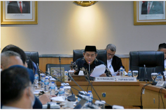 DPRD Provinsi DKI Jakarta akan menggelar pembahasan penuyusunan rencana kerja pemerintah daerah (RKPD) tahun 2024 mulai hari ini hingga Kamis, (16/2) besok. Wakil Ketua Badan Musyawarah (Bamus) DPRD DKI Jakarta Khoirudin menjelaskan, keterlibatan DPRD DKI Jakarta dalam penyusunan RKPD tertuang dalam amanat Peraturan Menteri Dalam Negeri (Permendagri) Nomor 86 Tahun 2017 tentang Tata Cara Perencanaan, Pengendalian dan Evaluasi Pembangunan Daerah, Tata Cara Evaluasi Rancangan Peraturan Daerah Tentang Rencana Pembangunan Jangka Panjang Daerah dan Rencana Pembangunan Jangka Menengah Daerah, Serta Tata Cara Perubahan Rencana Pembangunan Jangka Panjang Daerah, Rencana Pembangunan Jangka Menengah Daerah dan Rencana Kerja Pemerintah Daerah. “Dengan demikian sudah bisa dimulai nanti, bisa ditelaah masing-masing RKPD 2024 dari masing-masing OPD untuk bisa didalami di masing-masing komisi.” ujar Khoirudin di gedung DPRD DKI, Rabu (15/2). Dengan pembahasan bersama mengenai rencana kerja Pemprov DKI di tahun 2024 mendatang, ia berharap terjalinnya sinergitas kerja yang efektif. Khususnya menyukseskan tiga program prioritas Pemprov DKI Jakarta saat ini, yakni penanggulangan banjir, penanganan kemacetan dan antisipasi resesi dengan ketahanan pangan. “Harapan saya, manfaat dari anggaran yang besar itu harus diterima ke masyarakat langsung. Saya sangat apresiasi Pj. Gubernur Provinsi DKI Jakarta yg fokusnya pada 3 hal yaitu banjir, mengatasi kemacetan dan krisis ekonomi. Dan ini yang ditunggu tunggu sama masyarakat, ” tandas Khoirudin.