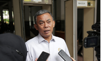 Joko Agus Setyono resmi didapuk sebagai Sekretaris Daerah (Sekda) mulai hari ini. Ketua DPRD DKI Jakarta Prasetio Edi Marsudi berharap Joko mampu membangun harmonisasi kerja untuk menuntaskan tiga program prioritas. Masing-masing penanggulangan banjir, penanganan kemacetan dan antisipasi dampak penurunan pertumbuhan ekonomi. Ketiganya digadang Heru Budi Hartono saat resmi menjabat sebagai Penjabat (Pj) Gubernur DKI Jakarta. “Pertamakan permasalahan macet, banjir, masalah ketahanan pangan, masalah kemiskinan kota juga. Kita memikirkan juga nanti itu adalah target di perubahan yang akan kita bahas semoga perencanaan dari tim anggarannya TAPD yang diketuai oleh pak Sekda yang baru supaya sukses,” ujarnya di Balai Kota Jakarta, Rabu (15/2). Pengangkatan Joko sebagai Sekda DKI Jakarta tertuang dalam Keputusan Presiden (Keppres) Nomor 13/TPA Tahun 2023 tentang Pengangkatan Pejabat Pimpinan Tinggi Madya di Lingkungan Pemerintah Provinsi (Pemprov) DKI Jakarta yang ditandatangani Presiden Joko Widodo pada Senin (13/2) lalu. Pras sapaan karib Ketua DPRD DKI Jakarta juga yakin selain menguasai permasalahan Jakarta, Joko juga sangat paham dengan keuangan. Sebab ia lama berkarir di Badan Pemeriksaan Keuangan (BPK) sejak tahun 2015 sebagai Kepala Sekretariat Perwakilan BPK Provinsi Jawa Timur, kemudian menjabat Kepala Subauditorat DKI Jakarta I BPK Perwakilan Provinsi DKI Jakarta pada tahun 2010, lalu sebagai Kepala Perwakilan BPK Provinsi Kepulauan Riau tahun 2017, Kepala Perwakilan BPK Provinsi Kalimantan Barat 2018, Kepala Sekretariat Perwakilan BPK Provinsi Jawa Timur 2020, dan terakhir sebagai Kepala BPK Provinsi Bali. Di kesempatan yang sama, Penjabat (Pj) Gubernur DKI Heru Budi Hartono yakin Joko adalah orang yang tepat dan bisa mengemban tugas sebaik-baiknya sesuai program kegiatan yang telah ditetapkan dalam rencana kerja perangkat daerah (RKPD). “Dengan ini saya secara resmi melantik saudara sebagai pejabat pimpinan tinggi madya di lingkungan Pemprov DKI Jakarta. Saya percaya saudara akan melaksanakan tugas dengan sebaik-baiknya sesuai tanggung jawab yang diberikan,” ucapnya. Joko pun berjanji dalam sumpah jabatannya akan menjalankan segala peraturan perundang-undanganan yang berlaku, menjaga integritas, tidak menyalahgunakan kewenangan, serta menghindarkan diri dari perbuatan tercela. “Bahwa saya dalam menjalankan tugas jabatan akan menjunjung etika jabatan, bekerja dengan sebaik-baiknya dengan penuh rasa tanggungjawab,” tandasnya.