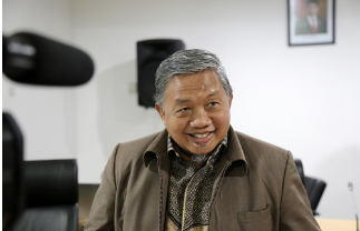 Badan Pembentukan Peraturan Daerah (Bapemperda) DPRD Provinsi DKI Jakarta mulai menindaklanjuti usulan revisi Perda Nomor 6 Tahun 2014 tentang BUMD PT Food Station Tjipinang Jaya untuk berubah bentuk hukumnya menjadi perseroan daerah (Perseroda). Dengan berubahnya bentuk hukum tersebut, diharapkan Food Station mampu memperkuat ketahanan pangan Jakarta. Terutama dari sisi ketersediaan stok kebutuhan pokok masyarakat hingga terjadinya stabilitas harga di pasaran. “Soal posisi PT Food Station Tjipinang Jaya yang harus kokoh dan stabil dalam upaya menjaga ketahanan pangan,” ujar Abdurrahman Suhaimi, Wakil Ketua Bapemperda usai rapat dengar pendapat (RDP) di gedung DPRD DKI Jakarta, Senin (27/2). Sementara itu, Kementerian Perdagangan menyambut baik dengan perubahan bentuk hukum PT Food Station Tjipinang Jaya menjadi Perseroda. Dengan bentuk hukum tersebut diharapkan akan terjalin sinergitas kerja yang semakin baik antara DKI Jakarta dengan Provinsi, Kabupaten maupun Kota lainnya di Indonesia. “Jakarta ini daerah konsumen tapi tidak punya lahan pertanian. Bukan daerah produsen. Kita harapkan dalam rangka menjaga stabilitas dan menekan inflasi, kerjasama akan semakin baik,” ungkap Wisnu Graha mewakili Kementerian Perdagangan melalui video virtual. Direktur Utama PT Food Station Tjipinang Jaya (Perseroan Daerah) Pamrihadi Wiraryo menjelaskan, selain tetap berkomitmen menjaga ketahanan pangan, dengan perubahan bentuk hukum tersebut pihaknya akan melebarkan sayap bisnis. “Dalam usulan draft Raperda tersebut, di pasal 6 dimana salah satunya selain menjaga stabilitas suplay pangan, kami juga melakukan pengolahan dan pengembangan sektor hulu dan hilir. Jadi, kita tambahkan redaksional selaku pelaku industri pangan terutama dalam rangka mendukung ketahanan pangan dan suplay bahan pangan,” tegasnya.