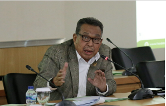 Dewan Perwakilan Rakyat Daerah (DPRD) Provinsi DKI Jakarta berharap ada peningkatan kinerja pasca berubahnya bentuk hukum PT Food Station Tjipinang Jaya menjadi perseroan daerah (Perseroda). Salah satunya lebih responsif turun tangan ketika terjadi gejolak harga kebutuhan pokok di pasaran. Harapan tersebut disampaikan Komisi C DPRD DKI Jakarta pada rapat kerja pembahasan revisi bentuk hukum Perda Nomor 6 Tahun 2014 tentang BUMD PT Food Station Tjipinang Jaya bersama Badan Pembentukan Peraturan Daerah (Bapemperda). “Kami berharap nantinya PT Food Station Tjipinang Jaya mestinya kalau terjadi gejolak harga pangan, jangan berdiam diri. Kita berharap PT Food Station Tjipinang Jaya lebih tanggap,” ujar Rasyidi, Wakil Ketua Komisi C di gedung DPRD DKI Jakarta, Selasa (28/2). Sementara itu, Anggota Komisi B DPRD DKI Anthony Winza Probowo mengingatkan, merujuk pada Pasal 8 Peraturan Pemerintah (PP) nomor 54 tahun 2017 menyebutkan tujuan Perumda ataupun Perseroda. “Perumda itu diprioritaskan dalam rangka menyelenggarakan kemanfaatan umum berupa penyediaan bahan atau jasa yang bermutu bagi pemenuhan hajat hidup masyarakat. Jadi orientasinya lebih ke hajat hidup masyarakat,” ungkapnya. Di lokasi yang sama, Direktur Utama PT Food Station Tjipinang Jaya Pamrihadi Wiraryo mengaku telah sigap dan responsif menghadapi gejala adanya gejolak harga pangan di Ibukota. Dia mencontohkan respons mereka sebelum terjadi gejolak harga beras pada triwulan akhir tahun 2022 silam. “Beberapa waktu yang lalu terjadi gejolak harga beras yang tinggi di seluruh Indonesia. Pada saat itu yang kami lakukan adalah sebelum kejadian itu kami sudah bersurat, berkoordinasi dengan Kementerian Perdagangan, dengan Bulog. Pada akhirnya Bulog mensupport beras ke kami sehingga stok terjaga, harganya tetap terjangkau di kisaran Rp10 ribu sampai Rp11 ribu untuk beras medium. Sementara di luar daerah itu sampai Rp14 ribu,” tegasnya.