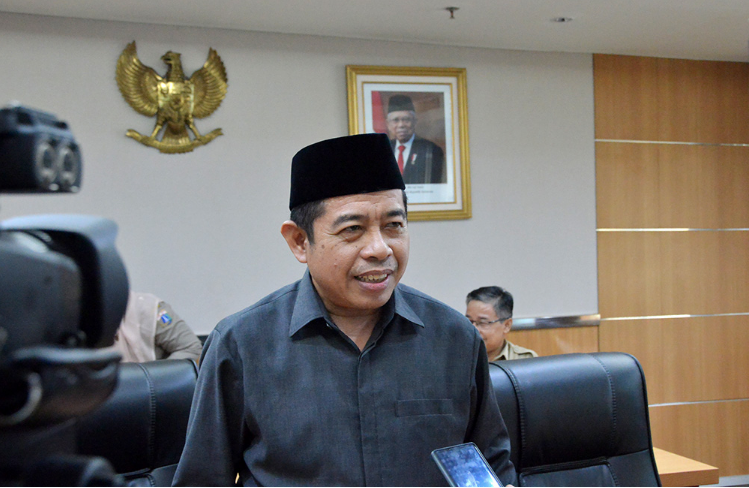 Rancangan Perda (Raperda) Pengelolaan Air Limbah Domestik dan Rencana Umum Energi Daerah dalam waktu dekat akan dibahas DPRD Provinsi DKI Jakarta. Berdasarkan hasil rapat Badan Musyawarah (Bamus) DPRD DKI Jakarta, pembahasan dua Raperda tersebut akan diawali penyampaian penjelasan Gubernur di dalam rapat paripurna yang akan digelar pada 13 Maret 2023 pekan depan. Kemudian dilanjutkan penyampaian pandangan fraksi-fraksi dan jawaban Gubernur pada tanggal 14-15 Maret. Pembahasan oleh Badan Pembentukan Peraturan Daerah (Bapemperda) DPRD DKI Jakarta akan dimulai bulan April 2023 mendatang dan ditarget selesai pada Juni 2023. Wakil Ketua Bamus DPRD DKI Jakarta Khoirudin menjelaskan, dibahasnya dua Raperda tersebut mampu mengisi kekosongan hukum terkait limbah. Ia meminta kepada warga Jakarta agar tertib dalam membuang limbah rumah tangga pada tempatnya. “Jadi ini darurat dan bisa selesai tepat pada waktunya sesuai jadwal. Ini kebutuhan untuk masyarakat agar ada efek untuk membuang limbah domestik pada tempatnya menjadi lebih tertib lagi buat kesehatan kita bersama warga Jakarta,” ujarnya di gedung DPRD DKI Jakarta, Senin (6/3). Kemudian akan dilaksanakan Rapat Gabungan Pimpinan (Rapimgab) DPRD bersama Pimpinan Fraksi, Pimpinan Komisi dan Pimpinan Bapemperda serta Eksekutif terkait penyampaian Laporan hasil pembahasan Raperda tentang Pengelolaan Air Limbah Domestik yang dilaksanakan pada bulan Juli 2023. Selanjutnya, akan difasilitasi oleh Menteri Dalam Negeri sesuai Pasal 89 Peraturan Menteri Dalam Negeri (Permendagri) Nomor 80 Tahun 2015 tentang Pembentukan Produk Hukum Daerah yang dilaksanakan pada bulan Juli 2023. Kemudian dilanjutkan Rapat Paripurna terkait Penyampaian Laporan hasil pembahasan Bapemperda terhadap Raperda tentang Pengelolaan Air Limbah Domestik, Permintaan persetujuan Pimpinan dan Anggota DPRD Provinsi DKI Jakarta terhadap raperda, Penandatanganan Berita Acara Persetujuan Bersama, Penyerahan secara simbolis Raperda dari Pimpinan DPRD kepada Penjabat (Pj.) Gubernur DKI Jakarta, dan Penyampaian Pendapat Akhir Penjabat Gubernur DKI Jakarta terhadap Raperda yang dilaksanakan pada bulan Agustus 2023.