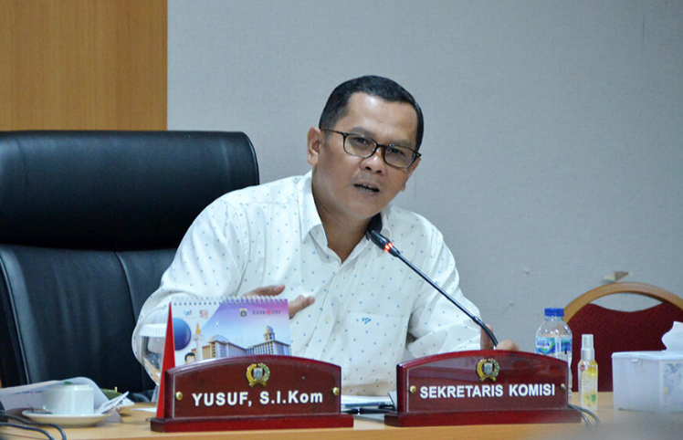 Komisi C DPRD Provinsi DKI Jakarta memutuskan untuk tidak terburu-buru menyetujui penghapusan aset dalam bentuk 417 unit bus Transjakarta. Sekretaris Komisi C DPRD DKI Jakarta Yusuf menjelaskan, sebelum memberikan persetujuan, pihaknya akan melihat langsung fisik ratusan bus tersebut di lapangan. Upaya tersebut dilakukan untuk memvalidasi data yang diusulkan. “Yang penting kita ingin memastikan data datanya dulu. Kita ingin survei ke lokasi, jangan sampai kita salah dalam memutuskan penghapusan aset tersebut,” ujarnya usai rapat di gedung DPRD DKI, Rabu (8/3). Berdasarkan keputusan Kantor Jasa Penilai Publik (KJPP), nilai apprasial ke 417 bus Transjakarta tersebut sebesar Rp21,3 miliar. Sementara pemindahtanganan barang milik daerah selain tanah dan atau bangunan dengan nilai lebih dari Rp5 miliar dilakukan oleh pengelola barang setelah mendapat persetujuan dari DPRD, sesuai Pasal 337 ayat 2 dan 5 Peraturan Menteri Dalam Negeri Nomor 19 Tahun 2016 tentang Pedoman Pengolahan Barang Milik Daerah. “Maka kami akan lanjutkan ini melalui persetujuan. Adapun alurnya hari ini adalah surat Gubernur kepada DPRD tentang permohonan persetujuan dari nilai limit yang telah kita lakukan penilaian. InsyaAllah apabila persetujuan ini dilakukan dikeluarkan oleh DPRD ini akan kita lakukan pelelangan secara terbuka,” terang Kepala Badan Pengelola Aset Daerah (BPAD) DKI Jakarta Reza Phahlevi. Sementara itu, Sekretaris Dinas Perhubungan Provinsi DKI Jakarta, Ismanto mengatakan, usulan penghapusan atas Bus Transjakarta sudah dimohonkan sudah sejak 2018 melalui Surat Kepala Dinas Perhubungan Provinsi DKI Jakarta. Pertimbangan penghapusan sejumlah 417 Unit Bus Transjakarta dikarenakan kondisi kendaraan sudah mencapai usia hapus dan rusak berat. “Jadi dari tahun 2018 setahu saya. Ya ini nanti kita coba screening ulang. Nah disitu kan ada penghapusan aset. Barang kali nanti BPAD yang tahu persis aset dari Transjakarta,” pungkasnya. Selain itu Ismanto menyatakan kesiapannya untuk dilakukan peninjauan dan pengkajian ulang terkait penghapusan aset tersebut. Hal itu akan diupayakan untuk memenuhi kaidah peraturan perundang-undangan. “Nah mungkin kami dari Dinas Perhubungan akan menyampaikan sejelas mungkin ya tadi antensinya, dari proses pengadaannya, mulai beroperasi tahun berapa, berhentinya tahun berapa. Kami akan upayakan data itu bisa memenuhi apa yang dari atensi Komisi C,” pungkasnya.