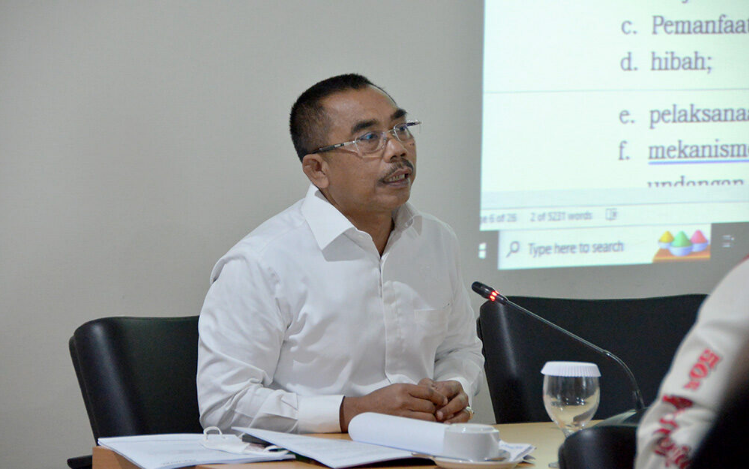 Badan Pembentukan Peraturan Daerah (Bapemperda) DPRD Provinsi DKI Jakarta secara maraton melanjutkan pembahasan pasal per pasal revisi Perda Nomor 8 Tahun 1999 tentang Jaringan Utilitas. Di Perda terbaru nanti, Pemprov diharapkan dapat bekerjasama dengan Badan Usaha Milik Daerah (BUMD) dalam pembuatan Sarana Jaringan Utilitas Terpadu (SJUT). Anggota Bapemperda DPRD DKI Jakarta Gembong Warsono menyampaikan, upaya pelibatan BUMD dapat meringankan beban pengeluaran Anggaran Pendapatan dan Belanja Daerah (APBD) DKI. “Akan jauh lebih efektif kerjasama antara Pemprov dengan BUMD. Kalau hanya penugasan, maka Pemprov perlu memberikan penyertaan modal,” ujarnya di gedung DPRD DKI, Rabu (8/3). Ia juga meyakini, apabila Pemprov melakukan kerjasama dengan BUMD, maka pembuatan SJUT bisa lebih optimal dibandingkan hanya pemberian penugasan. “Contoh penugasan yang saat ini diberikan ke Sarana Jaya, sampai hari ini belum dikerjakan, artinya tidak ada kepastian. Tapi kalau itu kerjasama, Bisnis to Bisnis maka akan lebih efektif,” kata Gembong. Meski demikian, anggota Bapemperda Andyka mengimbau agar mekanisme pembuatan SJUT yang melibatkan BUMD ataupun pihak ketiga dikaji kembali, sehingga tidak ada masalah dikemudian hari. “Dicek aturannya, BUMD punya kekayaan yang dipisahkan. Coba dikaji lagi. Masih banyak yang harus dijelaskan secara komperhensif. Jangan sampai menyulitkan diri sendiri dan jangan ada regulasi yang ditabrak,” tuturnya. Di kesempatan yang sama, Kepala Dinas Bina Marga DKI Jakarta Hari Nugroho menjelaskan, anggaran yang diperlukan untuk membuat SJUT cukup besar. Sehingga BUMD diharapkan mampu membantu menyukseskan penataan kota ini. “SJUT itu investasinya mahal, pekerjaan kita juga ada prioritas memperbaiki jalan, mengatasi kemacetan, banjir maupun untuk mendorong supaya ekonomi bangkit kembali. Kalau SJUT pemerintah yang akan bangun, butuh berapa triliun? Sehingga pemerintah belum mampu. Jadi opsi kita penugasan di BUMD, kerjasama Pemda dengan badan usaha,” tandasnya.