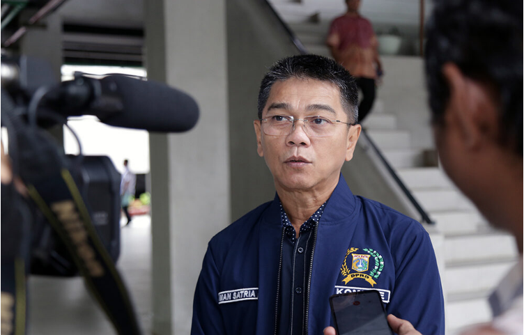 Komisi E DPRD Provinsi DKI Jakarta turut dalam peresmian operasional gedung Kesenian Miss Tjitjih di kawasan Cempaka Putih Baru, Jakarta Pusat. Diharapkan, akan banyak gelaran untuk membangkitkan eksistensi budaya Indonesia. Ketua Komisi E DPRD DKI Jakarta Iman Satria menyampaikan, Dinas Kebudayaan harus membuat banyak inovasi dan kreasi pada kegiatan di gedung bersejarah tersebut. Pasalnya, sejauh ini banyak remaja yang lebih menyukai bahkan mengikuti budaya-budaya asing dan meninggalkan kebudayaan asli Indonesia. “Setelah sepuluh tahun lebih akhirnya gedung ini berhasil direnovasi. Harapan kami ini, gedung ini berguna untuk masyarakat, berguna untuk melestarikan kebudayaan kita yang mana sekarang norma-norma kebudayaan sudah bergeser, budaya-budaya luar masuk ke sini menggantikan budaya lokal kita. Adanya gedung Miss Tjitjih budaya kita harus tetap eksis,” ujarnya saat mengunjungi gedung Kesenian Miss Tjitjih, Rabu (8/3). Di lokasi yang sama, Sekretaris Dinas Kebudayaan DKI Jakarta Imam Hadi Purnomo menjelaskan, renovasi Gedung Kesenian Miss Tjitjih meliputi seluruh bagian gedung. Diantaranya interior, eksterior, atap, panggung, sound sistem, kursi penonton. “Memang jarang sekali terlihat ada gedung kesenian yang representatif di tengah warga masyarakat di kawasan Kemayoran ini sehingga dengan adanya gedung Miss TjiTjih ini tentu kami harapkan bisa meningkatkan kegiatan-kegiatan seni budaya di kawasan Kemayoran, Cempaka Putih dan sekitaran Jakarta Pusat tentunya,” ujarnya. Ketua Paguyuban Miss Tjitjih Syarifah Rohmah mengapresiasi selesainya pembangunan itu. Dia mengatakan para seniman ikut merasakan bahagia dengan keberadaan gedung baru tersebut. “Seniman ini merasa bangga dengan adanya gedung yang begini megahnya dan ini menambah semangat kami untuk meneruskan kesenian yang ada,” ujarnya.