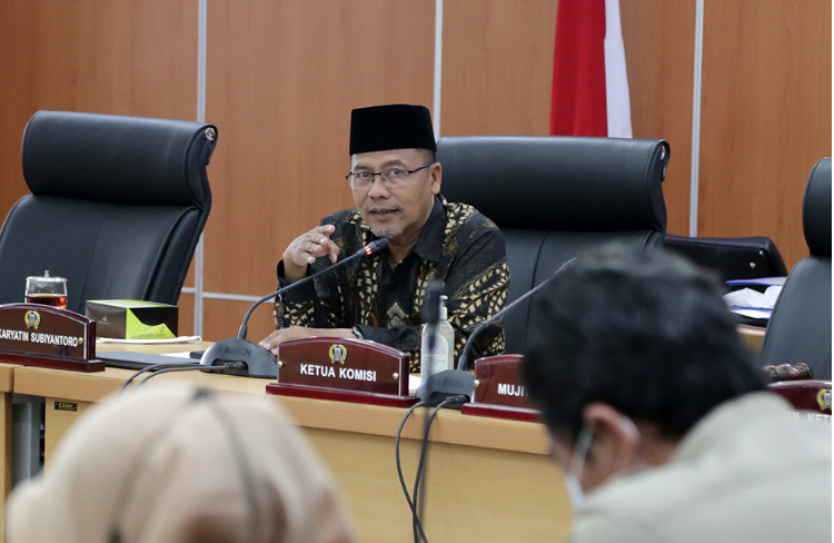 Komisi A DPRD Provinsi DKI Jakarta menilai perlunya kerjasama yang dijalin lintas Satuan Kerja Perangkat Daerah (SKPD) untuk pemulihan aktivitas warga korban kebakaran Depo Pertamina Plumpang, Jakarta Barat. Sekertaris Komisi A DPRD DKI Jakarta Karyatin menyampaikan, ada banyak pemulihan yang harus dilakukan segera. Seperti pemulihan trauma pasca bencana sampai pengurusan berkas-berkas administrasi untuk kembali memulai aktivitas. Upaya tersebut perlu dijalin Badan Penanggulangan Bencana Daerah (BPBD) dan Dinas Kependudukan dan Pencatatan Sipil (Dukcapil). “BPBD harus siap siaga melakukan penanggulangan akibat bencana kebakaran itu, baik trauma healing atau penyiapan agar mereka bisa kembali lagi membangun rumah,” ujarnya, Jumat (10/3). Selain BPBD DKI, Karyatin juga meminta Disdukcapil segera melakukan jemput bola kepada warga terdampak kebakaran untuk mengurus identitas mereka. “Saya minta Disdukcapil secara proaktif mendata masyarakat yang terdampak kebakaran Plumpang, dan memverifikasi terkait data-data yang dibutuhkan,” katanya. Ia menargetkan Disdukcapil DKI dapat menyelesaikan pendataan dalam satu pekan, sehingga warga terdampak bisa segera membuat surat-surat berharga lainnya. “Paling tidak Dukcapil memberi bukti sementara bahwa mereka korban kebakaran. Contoh setelah data kependudukannya lengkap dari Dukcapil, mereka bisa integrasikan ke Dinas pendidikan yang ijasahnya terbakar,” tandas Karyatin.