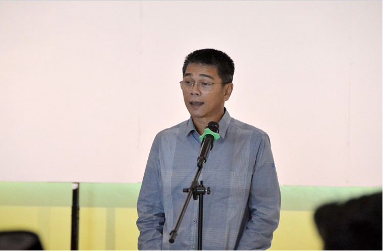 Komisi E DPRD Provinsi DKI Jakarta meminta rumah sakit umum daerah (RSUD) segera melakukan pembenahan pelayanan. Upaya tersebut dinilai perlu dilakukan untuk menindaklanjuti kekecewaan Presiden Joko Widodo mengenai kecendrungan warga berobat ke luar negeri. Ketua Komisi E DPRD DKI Jakarta Iman Satria mengatakan, RSUD di DKI Jakarta harus meningkatkan kualitas, baik fasilitas kesehatan maupun tenaga medis. “Selaras dengan himbauan Pak Jokowi dimana banyak pasien-pasien kita yang berobat ke luar negeri. Merespons itu kami Komisi E bersepakat untuk melakukan peninjauan-peninjauan supaya rumah sakit aware, menangkap sinyal pesan dari Presiden Joko Widodo ini, mempersiapkan diri menjadi rumah sakit handal,” ujarnya saat meninjau RSUD Pasar Minggu, Senin (13/3). Sementara, Anggota Komisi E DPRD DKI Ima Mahdiah meminta pihak RSUD Pasar Minggu terus memperbaiki kualitas pelayanan kepada masyarakat. Dia menambahkan, peningkatan fasilitas medis harus diikuti dengan peningkatan kualitas tenaga medis. “Pelayanan-pelayanannya yang selama ini kurang baik harus lebih baik lagi. Kalau kita beli alat medis baru tapi tidak didukung dengan SDM yang bagus itu percuma,” ungkapnya. Direktur RSUD Pasar Minggu Endah Kartika Dewi mengatakan akan berupaya memaksimalkan dan menguatkan kembali pelayanan seiring dengan sorotan Presiden Joko Widodo terhadap banyaknya pasien yang memilih berobat ke luar negeri dibanding berobat di RS dalam negeri. “Layanan unggulan di RSUD Pasar Minggu adalah layanan jantung terpadu dan stroke. Karena 75-80 persen pasien di RSUD Pasar Minggu itu mayoritas Lansia. Kami akan terus berupaya memaksimalkan pelayanan dengan bantuan Komisi E DPRD DKI,” ungkapnya.