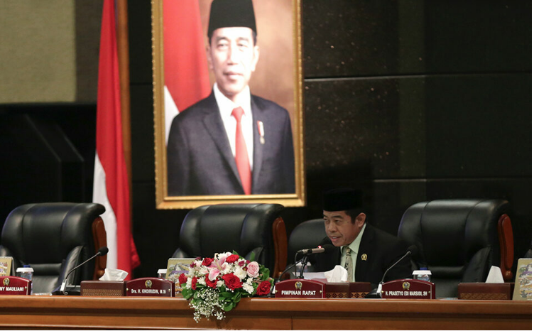Dewan Perwakilan Rakyat Daerah (DPRD) Provinsi DKI Jakarta menyetujui usulan pembahasan dua Raperda usulan Pemerintah Provinsi. Masing-masing Raperda tentang Pengelolaan Air Limbah dan Raperda tentang Rencana Umum Energi Daerah. Wakil Ketua DPRD DKI Jakarta Khoirudin menilai, kedua Rapeda tersebut memiliki urgensi untuk segera dibahas dan disahkan menjadi payung hukum. Seperti Raperda tentang Pengelolaan Air Limbah, diharapkan mampu memberikan hak berupa lingkungan yang bersih dan sehat kepada seluruh warga Ibu Kota. “Untuk itu, Pemerintah Provinsi DKI Jakarta wajib mengupayakan lingkungan yang sehat, bersih dan bebas dari pencemaran air limbah domestik. Hal ini adalah untuk kelangsungan dan kepentingan hidup generasi sekarang dan yang akan datang,” ujarnya saat Paripurna di gedung DPRD DKI, Senin (13/3). Sementara untuk Raperda tentang Rencana Umum Energi Daerah, Khoirudin menegaskan perlunya Perda ini segera dibahas, sebab semakin kompleksnya permasalahan energi di Jakarta. Mulai dari sisi penyediaan sampai pemanfaatan yang melibatkan berbagai institusi. Perda ini juga diharap mampu mendukung perencanaan energi jangka panjang yang terpadu di lingkungan di Provinsi DKI Jakarta. “Maka mewajibkan Pemerintah Daerah untuk memanfaatkan energi, agar terjaminnya ketersediaan energi, sehingga diperlukan Rencana Pengelolaan Energi Daerah yang baik dan benar,” ungkapnya. Oleh karena itu, ia mengimbau agar seluruh anggota DPRD dapat mendalami urgensi dua Raperda ini untuk selanjutnya disampaikan dalam Pemandangan Umum Fraksi-Fraksi yang rencananya digelar besok, Selasa (14/3). Selanjutnya Penjabat (Pj) Gubernur DKI Jakarta Heru Budi Hartono menjelaskan, perlunya Raperda tentang Pengelolaan Air Limbah Domestik sebab di Jakarta masih terdapat 5,6% warga yang melakukan Buang Air Besar Sembarangan (BABS) dan akses sanitasi aman sampai dengan tahun 2022 baru mencapai 20,59%. “Kondisi ini akan berdampak pada peningkatan pencemaran sumber daya air dan tanah atau kerusakan lingkungan, sehingga memperparah angka penularan penyakit melalui air (waterborne disease) yang dapat menurunkan derajat kesehatan serta produktivitas manusia,” ucapnya. Sedangkan Heru menjelaskan perlunya Raperda Rencana Umum Energi Daerah (RUED), selain memiliki kebutuhan energi (demand) yang tinggi mengingat kegiatan ekonomi nasional masih terkonsentrasi di Jakarta, juga merupakan empat Provinsi yang hingga saat ini belum memiliki Perda tersebut. “Oleh karena itu, diperlukan adanya perencanaan energi yang terpadu dari sisi supply dan demand, dari berbagai sektor pengguna, berbagai jenis energi, serta perencanaan yang berjangka panjang dan berwawasan lingkungan,” tandasnya.