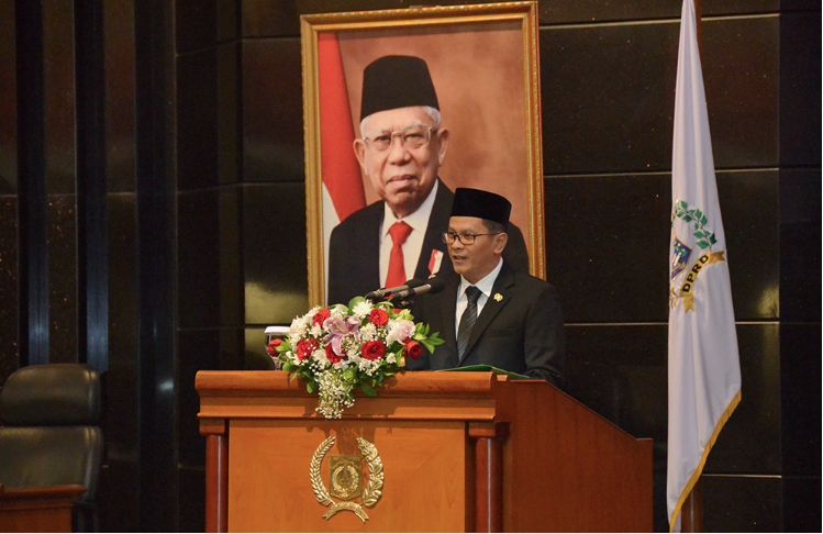 Delapan Fraksi di DPRD Provinsi DKI Jakarta menyampaikan pandangannya atas usulan dua rancangan peraturan daerah (Raperda) dalam rapat paripurna, Selasa (14/3). Masing-masing dari dua Raperda tersebut, yakni Raperda tentang Pengelolaan Air Limbah Domestik dan Raperda tentang Rencana Umum Energi Daerah (RUED) Provinsi DKI Jakarta. Fraksi PDI Perjuangan DPRD DKI Jakarta dalam pandangannya meminta Raperda ini mengatur beberapa hal penting seperti persyaratan teknis, tata cara pengelolaan, hingga sanksi yang akan diberikan serta mekanisme pengawasan dan monitoring. “Raperda ini harus menekankan penggunaan teknologi modern dalam pengelolaan air limbah domestik, seperti teknologi pengolahan air limbah yang ramah lingkungan dan efisien,” ujar Gilbert Simanjuntak, anggota Fraksi PDI Perjuangan DPRD DKI. Selanjutnya untuk Raperda RUED Provinsi DKI Jakarta meminta Perda ini harus memperhatikan kebutuhan energi masyarakat Jakarta yang tinggal di Kepulauan Seribu. “RUED harus memperhatikan kebutuhan energi masyarakat Jakarta, khususnya yang berada di daerah-daerah terpencil seperti Kepulauan Seribu. Harus dipastikan pasokan energi memadai dan terjangkau,” kata Gilbert. Fraksi Partai Gerindra DPRD DKI Jakarta dalam pandangannya menyoroti rencana pengenaan tarif Pengelolaan Air Limbah Domestik kepada masyarakat sebagaimana tertuang dalam Raperda. “Pemprov DKI Jakarta harus memberikan jaminan pemberlakuan tarif layanan pengelolaan air limbah dapat dibagi beberapa kategori. masyarakat berpenghasilan rendah (MBR), pelaku UMKM dan sebagainya. Sehingga dalam pemberlakuan tarif tersebut tidak memberatkan masyarakat,” ujar Wahyu Dewanto, anggota Fraksi Gerindra DPRD DKI Jakarta. Fraksi Gerindra juga memandang perlunya pengaturan sanksi bagi pelanggaran dalam Raperda RUED Provinsi DKI Jakarta. “Terkait Raperda ini perlu adanya klausul penegakan hukum bagi pelanggar, baik berupa sanksi administrasi maupun sanksi pidana,” ungkap Wahyu. Fraksi PKS DPRD DKI Jakarta dalam pandangannya mengenai Raperda Pengelolaan Air Limbah Domestik meyakini perlu adanya aturan yang jelas agar seluruh lapisan masyarakat dapat mengakses fasilitas layanan tersebut. “Agar dalam Rancangan ini juga memuat azas keadilan, mengingat setiap masyarakat mempunyai hak mendapatkan layanan pengelolaan limbah tanpa memandang status sosial dan kekayaan,” ujar Suhud Alynudin, anggota Fraksi PKS DPRD DKI Jakarta. Sementara terkait Raperda RUED Provinsi DKI Jakarta, Fraksi PKS berharap adanya aturan terkait pemanfaatan energi secara bijak, sehingga energi dapat berorientasi pada aspek sustainable. “Ini juga bertujuan untuk mendorong pemanfaatan energi secara bijak dan efisien serta mengurangi resiko dalam pemanfaatan energi. Sehingga pengelolaan energi di Jakarta ini juga harus berorientasi pada prinsip keberlangsungan energi melalui pemanfaatan secara bijak serta mengurangi berbagai resiko yang bisa membahayakan warga Jakarta dan objek vital di Jakarta,” ucap Suhud. Fraksi PAN DPRD DKI Jakarta dalam pandangannya meminta Raperda Pengelolaan Air Limbah Domestik bisa secepatnya dibahas. Sebab tingkat pencemaran air yang terjadi di DKI Jakarta menunjukan kecenderungan yang semakin meningkat, sehingga menyebabkan tingginya tingkat pencemaran air tanah maupun air permukaan. “Dengan kondisi tersebut, DKI Jakarta berada di posisi kedua terendah dalam hal sanitasi di antara Ibu Kota di Asia Tenggara. Inilah sebabnya Jakarta perlu segera memiliki pengolahan limbah terpadu,” ujar Wawan Suhawan, anggota Fraksi PAN DPRD DKI Jakarta. Selanjutnya Fraksi PAN DPRD DKI Jakarta meminta agar dalam penyusunan Raperda RUED Provinsi DKI Jakarta dapat dilakukan dengan cermat, dengan melihat potensi, peluang, dan kendala dalam mengembangkan dan memanfaatkan energi daerah. “Kami Fraksi PAN mendukung dan berharap dapat diselesaikan rancangan ini tepat waktu mengingat pentingnya RUED sebagai penopang kemajuan daerah dan pertumbuhan ekonomi,” tutur Wawan. Fraksi PSI DPRD DKI dalam pandangannya meminta agar dalam Raperda Pengelolaan Air Limbah Domestik dapat memberikan fokus untuk pengentasan Buang Air Besar Sembarangan (BABS) dan menuntaskan program subsidi revitalisasi tangki septik. “Sebab perlu dingat, Jakarta masih memiliki kedaruratan dalam pemenuhan kebutuhan dasar sanitasi di masyarakat. Data dari Dinas Kesehatan Jakarta pada 2021 menyebutkan, ada sekitar tujuh persen atau sekitar 770.000 warga di Jakarta yang diidentifikasi BABS,” ujar August Hamonangan, Wakil Ketua Fraksi PSI DPRD DKI Jakarta. Fraksi PSI juga meminta dalam Raperda RUED Provinsi DKI Jakarta dapat memasukkan aturan yang jelas mengenai kelembagaan dan peran serta masyarakat dalam penyelenggaraan rencana umum energi daerah. “Mengingat banyaknya unsur yang terlibat dalam penyelenggaraan RUED, dikhawatirkan dapat terjadi konflik antar lembaga jika tidak secara jelas diatur dalam Perda. Padahal peran masyarakat dalam penyelenggaraan RUED sangat diperlukan secara langsung ataupun tidak langsung,” ungkap August. Fraksi Partai NasDem DPRD Provinsi DKI Jakarta dalam pandangannya, meminta adanya aturan pembuangan air limbah yang mengakibatkan terjadinya pencemaran lingkungan. Apalagi saat ini telah terjadi pencemaran. “Melihat masih adanya RW kumuh miskin di DKI Jakarta, Fraksi NasDem membutuhkan adanya penelitian lebih lanjut kebutuhan akan MCK dalam skala komunal dalam hal Sub sistem pengolahan setempat,” ujar Wibi Andrino, Ketua Fraksi NasDem DPRD DKI Jakarta. Selanjutnya, Fraksi NasDem menilai perlu adanya aturan terkait kebijakan dan strategi pengelolaan untuk memenuhi kebutuhan energi dalam mendukung pertumbuhan kegiatan ekonomi secara berkelanjutan dan berwawasan lingkungan. “Diperlukan perencanaan yang matang untuk pembangunan fasilitas tersebut, baik fasilitas untuk sistem pasokan, penyediaan, pendistribusian energi, maupun fasilitas untuk penyediaan moda transportasi massal (MRT, LRT, KRL, dan Busway),” kata Wibi. Fraksi Partai Golkar DPRD Provinsi DKI Jakarta meminta Raperda Pengelolaan Air Limbah Domestik dilengkapi persyaratannya sehingga dapat dilakukan pembahasan secepatnya, sebab penanganan limbah saat ini dinilai sudah bersifat darurat dan prioritas. “Untuk itu pentingnya penyempurnaan penyusunan Naskah Akademik, pasal-pasalnya dan konsultasi di tingkat pusat. Dengan dibahasnya Raperda tersebut, diharapkan mampu mengisi kekosongan hukum terkait limbah,” ujar Jamaludin, Wakil Sekretaris Fraksi Partai Golkar DPRD DKI Jakarta. Selanjutnya, Fraksi Golkar DPRD DKI Jakarta meminta agar Raperda RUED Provinsi DKI Jakarta mengatur pembiayaan pelaksanaan, sehingga tidak memberatkan Anggaran Pendapatan dan Belanja Daerah (APBD). “Mengingat bahwa saat ini Provinsi DKI Jakarta sedang dalam pemulihan pasca pandemi Covid-19, Fraksi Partai Golkar menyarankan agar tidak mengandalkan APBD saja dalam membiayai pelaksanaan RUED, namun juga melakukan upaya untuk mengundang investor agar berminat melakukan investasi dibidang energi,” tutur Jamaludin. Terakhir, Fraksi PKB-PPP DPRD DKI meminta Pemprov menyiapkan pengaturan dalam pembiayaan program Pengelolaan Air Limbah Domestik. Sehingga nantinya tidak hanya bersumber dari APBD Jakarta saja. “Kalau tidak murni dari APBD Jakarta, bagaimana komposisi pembiayaannya, dan bagaimana status dana non APBD tersebut apakah hibah, pinjaman atau lainnya? Ini harus ada aturannya,” ujar Yusuf, Sekretaris Fraksi PKB-PPP DPRD DKI Jakarta. Selanjutnya Fraksi PKB-PPP DPRD DKI Jakarta meminta agar Raperda RUED Provinsi DKI Jakarta dapat menjamin ketersediaan energi, khususnya dalam mendukung perkembangan ekonomi DKI Jakarta. “Ketimpangan antara demand dan supply ini tentunya memerlukan suatu rencana pengelolaan energi daerah yang mampu menjamin ketersediaan energi,” tandas Yusuf.