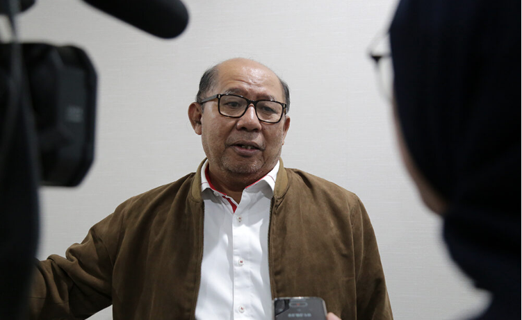 Badan Pembentukan Peraturan Daerah (Bapemperda) DPRD DKI Jakarta mendorong Pemerintah Provinsi (Pemprov) agar menerapkan tarif sewa penggunaan Sarana Jaringan Utilitas Terpadu (SJUT) yang terjangkau dan wajar. Ketua Bapemperda DPRD DKI Jakarta Pantas Nainggolan menjelaskan, Pemprov yang nantinya akan menerapkan besaran tarif. Dalam hal ini, Bapemperda hanya sebatas menentukan regulasi bahwa pengguna SJUT harus dikenakan tarif sewa yang akan tertuang dalam revisi Perda Nomor 8 Tahun 1999 tentang Jaringan Utilitas. “Biarlah Gubernur mempertimbangkan semua aspek dalam menentukan besaran tarif tersebut. Pokoknya kita prinsip wajar dan terjangkau,” ujarnya usai rapat pembahasan revisi Perda di gedung DPRD DKI Jakarta, Rabu (15/3). Hal senada juga diungkap Wakil Ketua Bapemperda Suhaimi. Menurutnya, agar tarif layanan terjangkau, maka Pemprov DKI harus mengatur ambang batas bawah dan batas atas untuk tarif yang bakal dikenakan kepada operator pengguna SJUT. “Nanti Pemprov memberikan patokan kewajaran, itu ditentukan oleh batas atas dan batas bawah. Sehingga disitu ada nego antara yang ditugaskan oleh Pemprov dan juga operator. Dijarak itulah untuk nego sesuai kewajaran yang dibutuhkan,” ungkapnya. Suhaimi juga mengungkapkan, ambang batas tarif yang ditetapkan Pemprov melalui Pergub diharapkan tidak membebani masyarakat yang menggunakan operator pengguna SJUT. “Tentu jangan sampai membebani, karena bagaimanapun ketika operator menentukan harga, pasti lari ke masyarakat. Kami dari sisi DPRD menegaskan, pembebanan kepada masyarakat harus wajar. Harus disesuaikan oleh kondisi DKI. Kaji matang aturan penentuan tarif,” tuturnya. Di kesempatan yang sama, Kepala Dinas Bina Marga DKI Jakarta Hari Nugroho menjelaskan, tarif layanan yang akan dibebankan kepada operator pasti telah melalui kajian dan studi lapangan (field study) sesuai aturan yang berlaku. “Angka kewajaran didapatkan dari FS (field study), kajian akademik, kita kumpulkan. Dari FS dan NA (naskah akademik) kita akan lihat untuk ukur angka kewajarannya,” tandas Hari.