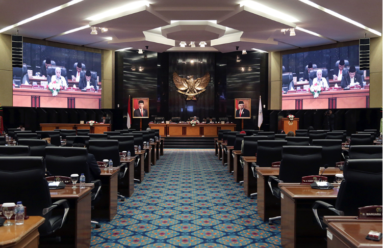 Dewan Perwakilan Rakyat Daerah (DPRD) Provinsi DKI Jakarta akan mendalami seluruh materi jawaban dari Penjabat (Pj) Gubernur Heru Budi Hartono atas penyampaian pandangan fraksi-fraksi terhadap Raperda Pengelolaan Air Limbah dan Raperda Rencana Energi Daerah. Wakil Ketua DPRD DKI Jakarta Zita Anjani mengatakan, perdalaman materi akan dilakukan dalam Rapat Gabungan Pimpinan DPRD bersama Pimpinan Fraksi, Pimpinan Komisi dan Pimpinan Badan Pembentukan Peraturan Daerah (Bapemperda) serta Eksekutif. “Selanjutnya jawaban Penjabat Gubernur terhadap dua Raperda akan menjadi pokok bahasan dalam Rapat Gabungan Pimpinan DPRD yang hasilnya akan dilaporkan dalam Rapat Paripurna DPRD mendatang,” katanya di gedung DPRD DKI Jakarta, Rabu (15/3). Dalam pidato jawaban Gubernur terhadap pandangan umum fraksi-fraksi yang dibacakan oleh Deputi Gubernur DKI Jakarta Bidang Kebudayaan dan Pariwisata Marullah Matali, dijelaskan bahwa Pemprov DKI Jakarta telah membangun Sistem Pengelolaan Air Limbah Domestik Setempat (SPALD-S) pada tahun 2022 yang terdiri atas skala individu sebanyak 2000 titik dan skala komunal pada 11 lokasi. Penjelasan itu menjawab pertanyaan Fraksi PDIP, Fraksi Partai Gerindra, Fraksi Golkar, Fraksi PKS, Fraksi Partai Demokrat, Fraksi PAN, Fraksi Partai Nasdem, Fraksi PSI, dan Fraksi PKB-PPP. “Pembiayaan dan pendanaan pengelolaan air limbah domestik bersumber dari APBN (Anggaran Pendapatan dan Belanja Negara), APBD Anggaran Pendapatan dan Belanja Daerah), Loan (pinjaman), badan usaha maupun masyarakat. Untuk masyarakat berpenghasilan rendah (MBR), Pemprov DKI Jakarta menyelenggarakan program subsidi Revitalisasi Tangki Septik (RTS), revitalisasi dan pembangunan MCK (mandi cuci kakus) komunal serta penyambungan gratis ke SPALD-T (Sistem Pengelolaan Air Limbah Domestik Terpusat) skala pemukiman,” kata Marullah. Sementara, terkait tarif sebagaimana dipertanyakan oleh Fraksi Partai Demokrat, Fraksi PKB-PPP, Fraksi Partai Gerindra dan Fraksi PSI, Marulah mengatakan, ketentuan tarif mengikuti Peraturan Gubernur nomor 991 tahun 2012 tentang Penetapan Tarif Jasa Pelayanan Pembuangan Air Limbah dan Biaya Penyambungan Pipa Air Limbah Perusahaan Daerah PAL Jaya. “Struktur tarif sudah dibedakan sesuai dengan kategori pelanggan, yaitu rumah tangga, niaga kecil, niaga besar, sosial, dan industri. Sedangkan khusus untuk rumah tangga sudah dibagi menurut golongan atau kemampuan rumah tangganya,” terangnya. Marullah juga merespon pandangan umum sembilan fraksi terkait Raperda Rencana Umum Energi Daerah (RUED) terkait persoalan pasokan energi yang merata dan menjangkau seluruh masyarakat Jakarta termasuk Kepulauan Seribu. “Eksekutif sependapat bahwa pengembangan energi tidak hanya tanggung jawab pemerintah, tetapi juga masyarakat dan sektor swasta. Eksekutif menyadari bahwa Peraturan Daerah harus memfasilitasi partisipasi masyarakat dan sektor swasta sehingga tercipta kolaborasi dengan seluruh pemangku kepentingan untuk mendukung implementasi kebijakan energi daerah yang selaras dengan kebijakan nasional guna menciptakan kehandalan energi di DKI Jakarta,” katanya. Selanjutnya, Marullah menjelaskan soal anggaran dan jumlah Pembangkit Listrik Tenaga Surya (PLTS) atap yang telah terpasang pada gedung milik Pemprov DKI Jakarta kini telah terpasang di 46 lokasi dengan total anggaran sebesar Rp21,6 miliar. “Terkait konsumsi listrik dan target peningkatan penggunaan energi baru terbarukan (EBT) khususnya energi surya di Jakarta, saat ini penggunaan listrik DKI Jakarta sebesar 50% bersumber dari sistem tenaga listrik Jamali (Jawa Madura Bali) dan sekitar 50% berasal dari pembangkit listrik di Jakarta (Pembangkit Muara Karang dan Tanjung Priok),” ujarnya. Marullah pun memastikan bahwa pengembangan pemanfaatan energi di Jakarta akan mengutamakan keseimbangan energi dan pelestarian lingkungan.