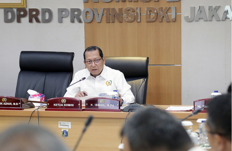 Komisi B DPRD Provinsi DKI Jakarta meminta Pemerintah Provinsi (Pemprov) terus menjaga ketersediaan hingga timbul stabilisasi harga komoditas jelang Ramadan dan Hari Raya Idul Fitri. Ketua Komisi B DPRD DKI Jakarta Ismail menyampaikan, sejauh ini sejumlah komoditas seperti beras premium, telur, cabai dan bawang telah mengalami kenaikan harga. Untuk minyak goreng, ia mengingatkan sangat rentan untuk kembali mengalami kelangkaan, hingga pada akhirnya mengalami gejolak harga. “Ini perlu konsen soal minyak goreng karena ini yang sering tidak terduga. Belajar dari pengalaman kemarin, itu kan sangat rentan tiba-tiba hilang dari pasaran. Ini satu hal yang perlu diantisipasi. Karena ini yang jadi pencetus masyarakat itu jadi panik buying,” ujarnya dalam rapat kerja di gedung DPRD DKI Jakarta, Selasa (21/3). Sementara itu, Anggota Komisi B DPRD DKI Hasan Basri Umar menambahkan, pemerintah harus menyadari bahwa inflasi di Jakarta sangat memengaruhi inflasi nasional. Karena itu, pemerintah DKI dan pemerintah pusat sama-sama berupaya menjaga stabilitas harga pangan di DKI. “Saya baru saja dari pasar. Minyak kita sekarang jadi Rp15 ribu satu kemasan. Daging tadi saya cek Rp140 ribu. Terus beras rata-rata naiknya Rp500 sampai Rp1.000. Lalu bawang merah, bawang putih dan cabai juga naik,” ungkapnya. Asisten Perekonomian dan Keuangan Pemprov DKI Sri Haryati menjelaskan, pihaknya menyadari angka inflasi di DKI Jakarta akan berdampak terhadap angka inflasi nasional. Salah satu pemicunya adalah kenaikan harga bahan pangan. Karena itu, Pemprov DKI dan Pemerintah Pusat bergandengan tangan melakukan langkah-langkah taktis untuk menjaga stabilitas harga. “Bagaimana kami mengawasi angka inflasi, kami tentu bekerjasama dengan Satgas Pangan, jadi kemarin Pak Kapolda Metro Jaya juga mengajak kami rapat bersama seluruh Kapolres meminta untuk turun ke lapangan tapi tentu pasokan komoditasnya ada dulu. Supaya jangan bilang nggak boleh naikin harga tapi suplainya nggak ada. Untuk itu Pak Gubernur juga berkomunikasi intens dengan Dirut Bulog untuk memonitoring dan memastikan pasokan,” ungkapnya. Kepala Dinas Ketahanan Pangan Kelautan dan Pertanian DKI Jakarta Suharini Eliawati menjelaskan, untuk mencegah inflasi akibat kenaikan harga komoditas pangan, pihaknya telah melakukan sejumlah langkah antisipasi sesuai arahan Presiden Joko Widodo. “Ada tiga hal yang kita lakukan sesuai dengan arahan dari pemerintah pusat. Pada tanggal 17 Januari 2023, beliau (Presiden Joko Widodo) menyampaikan, bahwa seluruh kepala daerah, Gubernur, Walikota, Bupati agar mengecek secara langsung ke lapangan tentang harga komoditas apakah sudah sesuai. Presiden juga menyampaikan agar dipantau, dijaga secara langsung pasokan serta harga pangan pokoknya. Terutama produksi beras sehingga dapat mengontrol angka inflasi di masing-masing daerah,” ujarnya. Berdasarkan laporan dari Perumda Dharma Jaya, stok daging sapi saat ini mencapai 474 ton. Rencananya, PD Dharma Jaya akan menambah stok hingga mencapai 500 ton untuk mengamankan kebutuhan bulan Maret hingga April. Sementara stok daging ayam masih surplus. Saat ini mencapai 572 ton untuk bulan Maret dan April. Lalu, stok ikan mencapai 212 ton dari rencana sebanyak 350 ton untuk kebutuhan bulan Maret dan April. Di sisi lain, stok ternak sapi saat ini mencapai 500 ekor dan rencananya akan ditambah hingga 1.150 ekor untuk keburu bulan Maret dan April. PT Food Station Tjipinang Jaya menyiapkan 26.396 ton beras di gudang perusahaan itu. Sementara untuk kebutuhan Idul Fitri, stok gula di gudang perusahaan itu mencapai 1.022 ton, minyak goreng sebanyak 70.800 liter, telur sebanyak 20 ton, dan tepung terigu sebanyak 88 ton.