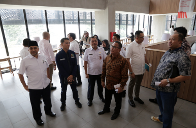 Komisi E DPRD Provinsi DKI Jakarta meminta PT Jakarta Propertindo (Jakpro) untuk mengantisipasi kembali terjadinya gejolak antara seniman dan pengelola Taman Ismail Marzuki (TIM). Ketua Komisi E DPRD DKI Jakarta Iman Satria saat meninjau lokasi sejumlah fasilitas yang telah direvitalisasi mewanti agar seluruh aktivitas seniman diakomodir penuh. “Kami minta kepada PT Jakpro agar mereka, seniman-seniman itu diberi tempat yang sebaik-baiknya dan selayak-layaknya,” ujarnya di TIM, Jakarta Pusat, Rabu (8/3/2023). Hal senada juga disampaikan, Wakil Ketua Komisi E DPRD DKI Johnny Simanjuntak. Ia meminta PT Jakpro mulai membangun komunikasi konstruktif dengan pelaku seni yang berbasis di area TIM untuk meminimalisasi mispersepsi antara kedua belah pihak terkait pengelolaan area TIM. “Saya termasuk yang memberikan perhatian penuh kepada TIM ini. Yg tergambar selama Ini, TIM dikelola secara provit oriented oleh Jakpro tanpa ada upaya membangun dialog dengan pelaku seni. Kegelisahan mereka luar biasa. Harapan saya, ada dialog yang konstruktif dengan mereka,” terangnya. Sementara itu, Dirut PT Jakarta Propertindo (Jakpro) Iwan Takwin memastikan akan memperhatikan catatan Komisi E terkait pengelolaan area TIM. Terutama akses yang luas kepada para seniman. “Saat ini perbaikan area TIM sudah masuk tahap pemeliharaan. Sehingga pada fase ini tidak ada lagi masalah pada tahap ini,” ujarnya.