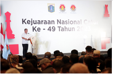 Ketua DPRD Provinsi DKI Jakarta Prasetio Edi Marsudi menyatakan dukungannya pada perhelatan Kejuaraan Nasional (Kejurnas) Catur Ke-49 Tahun 2023. Dukungan tersebut disampaikan Pras sapaan karibnya saat memberi sambutan saat opening ceremony Kejurnas Catur Ke-49 Tahun 2023 di gedung Arena JI-EXPO Kemayoran, Senin (13/3) malam. “Saya berharap kejuaraan nasional catur ini menjadi simbol dan tolak ukur kemajuan olahraga kita demi keberhasilan yang mampu mengharumkan nama bangsa dan negara,” ujarnya. Lebih lanjut, Pras yang juga sebagai Pembina Percasi meminta seluruh pengurus untuk terus berkomitmen mendorong kemajuan olahraga catur di Indonesia baik di tingkat nasional hingga kancah internasional. “Saya sebagai pembina Percasi DKI Jakarta berharap dapat membagun komitmen dan mendorong segenap pemangku kepentingan untuk terus memajukan olahraga catur serta memfasilitasi kebutuhan jam terbang yang memadai bagi pembinaan catur sekaligus menjadi stimulus bagi peningkatan prestasi atlet catur kita baik di tingkat nasional maupun internasional,” ungkapnya. Sementara Ketua Umum Persatuan Catur Seluruh Indonesia (Percasi) DKI Jakarta, Pandapotan Sinaga menyatakan kesiapannya berlangsungnya Kejurnas Catur Ke-49 tahun 2023 berjalan dengan meriah. “Kami siap melaksanakan pertandingannya mulai besok dari tanggal 14 sampai tanggal 19 maret 2023. Penutupannya tanggal 19 sekaligus penyelesaian untuk kegiatan 20 Maret 2023,”ujarnya. Selain itu, Ia berharap peserta Kejurnas dari 34 provinsi di seluruh Indonesia dengan jumlah 1.506 peserta yang tercatat dapat menjadi rekor muri. Sebab, Ia mengatakan peserta kali ini merupakan jumlah terbanyak dari tahun tahun sebelumnya. “Peserta Kejurnas ini dari 34 provinsi berjumlah 1.506 yang tercatat sampai saat ini. Jadi menurut laporan ini peserta kejurnas terbesar kalau tidak salah peserta kejurnas ini saya berharap bisa mendapat rekor muri,” pungkasnya.