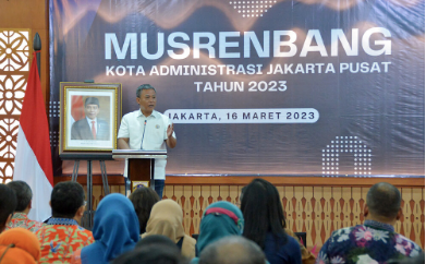 Ketua DPRD Provinsi DKI Jakarta Prasetio Edi Marsudi meminta Pemerintah Provinsi (Pemprov) untuk segera turun tangan mengatasi masalah kawasan kumuh di Ibu Kota. Termasuk yang menjadi sorotannya yakni kawasan padat penduduk di Kecamatan Johar Baru dan Kelurahan Tanah Tinggi, Jakarta Pusat yang notabene tak jauh lokasinya dari Istana Negara. “Ini penting sekali masalah di Jakarta Pusat karena masih ada yang jaraknya satu kilometer dari Istana yang jadi daerah kumuh. Di Johar Baru, Tanah Tinggi, kita minta ini diperhatikan. Kesana (lihat langsung) untuk berbuat sesuatu,” ujarnya saat pembukaan Musyawarah Rencana Pembangunan (Musrenbang) di kantor Wali Kota Jakarta Pusat, Kamis (16/3). Selain itu, Pras sapaan karibnya juga mengkhawatirkan kesehatan warga yang tinggal di Pemukiman Padat Penduduk. Sebab ia mengaku mendapat keluhan warga yang kesulitan untuk beristirahat karena tempat tinggal yang terbatas. “Kondisi pemukiman di Johar Baru, Tanah Tinggi itu bisa tiga shift tidurnya, karena disana kemiskinannya terlihat,” ucapnya. Di lokasi yang sama, Penjabat (Pj) Gubernur DKI Jakarta Heru Budi Hartono mengaku siap membenahi dua wilayah tersebut dan akan segera berkoordinasi dengan Satuan Kerja Perangat Daerah (SKPD) terkait. Apalagi Jakarta diprediksi hingga 20 tahun kedepan akan tetap menjadi magnet bagi investor meskipun tidak lagi berstatus Ibu Kota. “Pertumbuhan Kota Jakarta masih sebagai sentra bagi para investor meskipun Ibu Kota akan berpindah ke IKN (Ibu Kota Nusantara). Feeling saya 10 sampai 15 tahun bahkan 20 tahun kedepan, Jakarta tetap jadi titik pertumbuhan di Indonesia. Maka wajar kalau saya sampaikan sukses Jakarta untuk Indonesia,” ungkapnya. Heru juga berjanji akan membenahi sejumlah masalah di pemukiman kumuh yang berorientasi langsung menyentuh warga, salah satunya yakni membuat septic tank komunal untuk mencegah pencemaran air tanah, serta program pencegah kurang gizi (stunting) pada balita dan anak-anak. Pada kesempatan itu, Wali Kota Jakarta Pusat Dhany Sukma juga mengungkapkan, bahwa sejauh ini pihaknya sudah menerima 1.059 program usulan dari Musrenbang tingkat Kecamatan dan Kelurahan yang akan disisir lagi untuk dijadikan program prioritas tahun 2024. Adapun program prioritas tahun depan yakni penanggulangan banjir, penurunan stunting, pengembangan ekonomi kreatif, penanggulangan kemiskinan, serta penataan kawasan. “Ini merupakan hasil musrenbang RW yang dilaksanakan pada tanggal 4 sampai 21 Januari 2023, kemudian dilanjutkan dengan musrenbang Kecamatan terintegrasi Musrenbang Kelurahan pada tanggal 14 Februari sampai 1 Maret 2023. Berdasarkan data yang ada pada E-Musrembang, sampai dengan musrenbang tingkat kota, tercatat jumlah usulan masyarakat yang sebanyak 1.059 usulan dengan anggaran sebesar Rp972 miliar,” tandasnya.