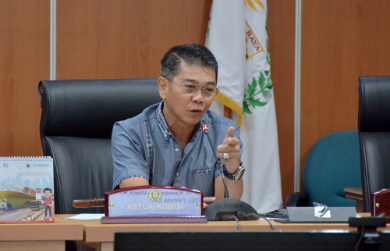 Komisi E DPRD Provinsi DKI Jakarta meminta Badan Pengelola Aset Daerah (BPAD) mengkaji lagi rencana pengadaan lahan untuk pembangunan Puskesmas di Kebon Torong, Kelurahan Glodok, Kecamatan Taman Sari, Jakarta Barat. Ketua Komisi E DPRD DKI Jakarta Iman Satria mengatakan, peninjauan ulang mengenai kelayakan status lahan hingga dinamika yang terjadi pada warga sekitar perlu dilakukan. Pasalnya, ada informasi yang menyebutkan ada sebagian warga di RW 01 Kelurahan Glodok menolak rencana pembangunan tersebut. “Karena itu kita minta BPAD untuk menyelesaikan dan memperjelas status tanahnya,” ujar Iman pada rapat kerja di gedung DPRD DKI Jakarta, Rabu (29/3). Meski demikian, Ia menyampaikan mengenai alternatif lain untuk pembangunan Puskesmas. Di mana Novotel yang berdiri di kawasan tersebut masih memiliki kewajiban untuk memberikan kontribusi dalam bentuk penyerahan fasilitas sosial dan fasilitas umum (Fasos dan Fasum). Kendati masih harus divalidasi lebih lanjut. “Kalau bisa ditelusuri juga apa betul pihak Novotel niat mau bangun (Puskesmas) apa tidak atau sebenarnya dia minta dibangunkan (Puskesmas). Kan beda nih,” ungkapnya. Anggota Komisi E DPRD DKI Ima Mahdiah pada kesempatan tersebut menyampaikan, bahwa keberadaan Puskesmas di Kelurahan Glodok sangat mendesak. Kebutuhan itu pun sejatinya telah menjadi program prioritas sejak tahun 2019. “Prinsipnya kami mengakomodir di daerah yang tidak ada Puskesmas ini dibangun Puskesmas. Mau lahan dimanapun kepentingan warga terakomodir,” terangnya. Sementara itu, Pelaksana Tugas (Plt) Kepala Dinas Kesehatan DKI Jakarta Ani Ruspitawati menjelaskan, di Kecamatan Taman Sari, ada tiga Kelurahan yang tak miliki Puskesmas. Masing-masing yakni Kelurahan Glodok, Kelurahan Tangki dan Kelurahan Pinangsia. Dari hasil kajian, lantaran tak dilengkapi Puskesmas Kelurahan, warga Glodok kebanyakan berobat ke Puskesmas Kecamatan Taman Sari dan Puskesmas Tambora. Untuk mencapai dua Puskesmas itu, warga harus merogoh kocek transportasi hingga Rp30 ribu satu kali jalan untuk sampai di dua Puskesmas tersebut. “Jumlah penduduk Kecamatan Taman Sari ada lebih dari 129 ribu dan luasnya 4.36 kilometer. Tiga kelurahan itu berdekatan antara Kelurahan Pinangsia, Glodok dan Kelurahan Tangki itu ketiganya memang tidak ada Puskesmas kelurahannya. Jadi, pemilihan didirikan Puskesmas di Kelurahan Glodok mungkin itu salah satu pertimbangan untuk memfasilitasi kebutuhan masyarakat disitu,” ungkapnya. Sementara itu, Plt Kasuban Aset Jakarta Barat Fitri Emawati Sutari menambahkan, status tanah yang terletak di belakang Novotel belum menjadi aset pemerintah dan belum tercatat di BPAD. Untuk itu perlu pertimbangan mendalam untuk memproyeksikan pembangunan Puskesmas dari kontribusi pengembang, “Untuk tanah yang dibelakang Novotel Itu statusnya calon aset. Belum diserahterimakan yang merupakan kewajiban Fasos Fasum. Belum merupakan barang daerah yang tercatat. Jadi yang di Novotel itu asetnya baru tercatat di Wali Kota belum sampai di BPAD,” ungkapnya.