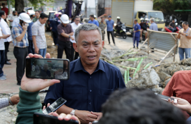 Ketua DPRD Provinsi DKI Jakarta Prasetio Edi Marsudi mengaku kesal ketika mendapati setengah badan jalan yang hancur karena pengerjaan saluran air di Jalan Batu Ceper Raya, Jakarta Pusat, Jumat (24/3). Pantauan di lokasi, akibat hancurnya setengah badan jalan, mobilitas masyarakat terganggu. Kemacetan pun tak terhindarkan. Padahal, di sepanjang jalan belum lama mendapat perbaikan lantaran amblasnya badan jalan karena keberadaan sumur resapan. “Saya tadinya mau lihat sumur resapan disini sudah baik apa belum. Dua hari lalu saya lewat sini material ini belum ada. Belum ada kejadian seperti ini. Ini ngawur. Akibatnya apa, korbankan lagi ini jalan. Padahal ini dibiayai APBD,” ungkap Pras sapaan karibnya di lokasi. Ia menyampaikan, rusaknya setengah badan jalan diakibatkan kontraktor pekerja yang tak cermat saat menggunakan alat berat (eskavator). Alhasil, beko menghantam pipa air bersih milik PAM Jaya hingga pecah. Melihat fakta itu, dia langsung menghubungi Kepala Dinas SDA DKI, Walikota Jakarta Pusat, dan Dirut PAM Jaya ke lokasi tersebut. “Saya langsung telpon dan saya minta kerjakan hari ini juga. Karena apa? Ini akhirnya butuh anggaran lagi. Ini pemborosan model kerja begini,” katanya. Dirut PAM Jaya Arief Nasrudin menambahkan, akibat pecahnya pipa air itu, pasokan air bersih ke kawasan Batu Ceper terputus. Baik ke pemukiman warga maupun ke perkantoran dan pertokoan di kawasan itu. Akibat kejadian itu, PAM. Jaya mengaku merugi. “Kami sifatnya quick respons. Memang harus cepat pengerjaannya penyambungan ini. Kalau nggak, konsumen disini teriak semua. Untuk sementara kita matiin aliran airnya. Kalau nggak, nggak bisa dibenerin juga pipanya,” katanya. Di lokasi yang sama, Wali Kota Jakarta Pusat Dhany Sukma menambahkan, ada indikasi tidak cermat dalam pengerjaan saluran air kecil. Itu terlihat dari pengerahan alat berat yang seharusnya tidak perlu dilakukan. “Ini pekerjaan saluran kecil ke saluran besar supaya lebih lancar. Sehingga tidak ada potensi sumbatan. Hanya saja dalam pelaksanaannya ada ketidakcermatan. Harusnya pekerjaan kecil cukup dengan peralatan manual. Tidak perlu pakai alat berat. Ketika menggunakan alat berat akhirnya seluruh jaringan utilitas yang ada disana terputus. Kita lihat juga tadi jaringan pipa PAM terputus, pecah dan airnya ke mana-mana,” ungkapnya.