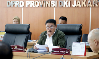 Komisi A DPRD Provinsi DKI Jakarta menyoroti pelaksanaan program Pendaftaran Tanah Sistematis Lengkap (PTSL) pada evaluasi laporan keterangan pertanggungjawaban (LKPJ) penggunaan APBD tahun 2022. Wakil Ketua Komisi A DPRD DKI Jakarta Inggard Joshua mencontohkan, di Jakarta Barat masih banyak warga yang mengeluhkan timbulnya sertifikat yang tidak sah dan sertifikat bukan atas nama pemilik. “Misalnya ada yang ngaku-ngaku punya tanah, ya kita buktikan mana datanya, kasih fotocopynya tanah siapa yang punya, kita kejar itu semua. Jangan menyengsarakan rakyat. Inikan programnya pak Jokowi Presiden kita,” ujarnya di gedung DPRD DKI, Senin (3/4). Lebih lanjut, Inggard meminta proses permohonan sertifikasi tanah warga Jakarta dilaksanakan secara terbuka agar tidak ada lagi segelintir oknum yang mengaku atau menguasai lahan secara sepihak. “Harus ada keterbukaan. Kalau tidak bisa, segera dijawab secara tertulis permohonan sertifikasi warga yang telah diajukan ke BPN (Badan Pertahanan Nasional), serta data kepemilikan tanah milik warga dikembalikan,” paparnya. Namun, persoalan program PTSL yang bertujuan untuk membantu masyarakat dalam sertifikasi tanah malah menimbulkan permasalah di Jakarta Barat. Ia mengungkapkan salah satu contohnya kasus di Tanah Ujung Menteng seluas 4,2 Ha, atas nama sertifikat orang lain. “Kami akan menindaklanjuti hasil rekomendasi dari Pansus PTSL. Kami juga sudah mengajukan kepada pimpinan dewan untuk membentuk pansus aset karena banyak fasos fasum yang belum diserahkan,” ungkap Inggard. Pada kesempatan yang sama, Walikota Jakarta Barat, Uus Kuswanto memastikan tim PTSL untuk memeriksa ulang keabsahan berkas dari pemohon. Kemudian Walikota akan mendorong BPN untuk melakukan pengecekan terhadap keabsahan sertifikat tersebut. “Terkait PTSL mana yang bisa diproses dan mana yang tidak bisa diproses, dan yang bisa ditakedown. Kami akan memberikan pejelasannya sehingga ada hal hal yang harus lebih dulu dituntaskan terkait dengan temuan sehingga ada kejelasan mana yang bisa diselesaikan mana yang tidak,” tandasnya.