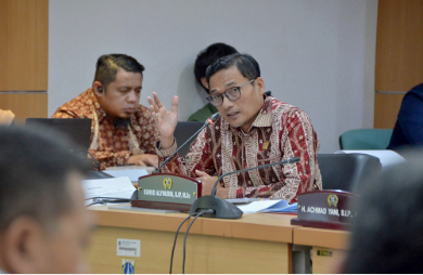 Komisi B DPRD Provinsi DKI Jakarta meminta Perumda Air Minum (PAM) Jaya terus melakukan pembenahan di semua sektor distribusi air bersih. Sebab, di sepanjang tahun 2022 masih banyak warga yang mengeluhkan gangguan. Anggota Komisi B DPRD Provinsi DKI Jakarta Suhud Alynudin mencontohkan, gangguan kerap terjadi di kawasan Cilincing dan Koja, Jakarta Utara. Dimana distribusi air yang mengalir sangat kecil sehingga untuk mencukupi kebutuhan warga sampai rela membeli air. “Bahkan ada cerita miris kalau warga saya ada yang meninggal itu airnya sampai beli, padahal mereka itu pelanggan mampu. Jadi harus ada antisipasinya ini,” ujarnya saat rapat bersama mengenai Laporan Keterangan Pertanggungjawaban (LKPJ) penggunaan APBD 2022 di gedung DPRD DKI Jakarta, Selasa (4/4). Situasi mengenai buruknya distribusi air bersih juga disampaikan Anggota Komisi B DPRD DKI Jakarta Wawan Suhawan. Ia mengatakan, aliran yang kecil juga terjadi di Kelurahan Kebon Kosong, Jakarta Pusat. Padahal kawasan tersebut ada di tengah kota dan dekat pusat pemerintahan. “Padahal di Jakarta Pusat ada Kantor Gubernur, ada kantor Wapres, ada kantor Presiden. Tapi ada wilayah yang belum dapat yaitu di Kebon Kosong. Rapatnya udah berkali-kali, bertahun-tahun tapi sampai sekarang ini belum ada realisasinya namun perhatiannya,” ujarnya. Sementara itu Direktur Utama PAM Jaya Arief Nasrudin menyatakan siap melakukan upaya-upaya perbaikan atas terkendalanya persoalan air di Jakarta. Ia mengatakan terkendalanya pasokan air disebabkan terjadi kebocoran pipa. “Tadi sudah kami tindaklanjut, nah di Cilincing dan Koja kemarin memang ada masalah apa gitu jadi memang salah satu tekanannya memang terpaksa harus dikecilkan tapi ini sudah kita kembalikan karena kemarin ada kebocoran yang memang ada pekerjaan, pipanya tergaruk jadi itu pecah. Itu yang kemudian kita perbaiki dan sudah diperbaiki dan saat ini kita coba kembalikan ke rezim semula,” tandasnya.