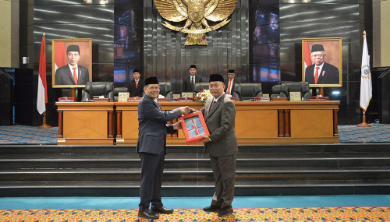 Dewan Perwakilan Rakyat Daerah (DPRD) Provinsi DKI Jakarta segera mendalami laporan keterangan pertanggungjawaban (LKPJ) penggunaan APBD tahun 2022, setelah secara resmi disampaikan dalam rapat paripurna, Jumat (31/3). Ketua DPRD DKI Jakarta Prasetio Edi Marsudi menyampaikan LKPJ Gubernur yang telah dipaparkan Deputi Pj Gubernur bidang Pariwisata dan Budaya Marullah Matali akan ditindaklanjuti dalam bentuk evaluasi di lima Komisi di DPRD DKI Jakarta. Sesuai hasil rapat Badan Musyawarah, pembahasan di tingkat Komisi akan digelar pada 11 dan 12 April, kemudian dilanjutkan pembahasannya di rapat Badan Anggaran (Banggar) dan Rapat Pimpinan Gabungan pada 18 April 2022 mendatang. “Rekomendasi DPRD atas Pembahasan Laporan Keterangan Pertanggungjawaban Gubernur Tahun 2022 yang akan disampaikan dalam rapat Paripurna DPRD pada Rabu 12 April mendatang,” ujar Pras sapaan karibnya. Dalam laporannya Marullah memaparkan sejumlah realisasi penggunaan anggaran yang telah dilaksanakan satuan dan unit kerja perangkat daerah di sepanjang tahun 2022 lalu. Antara lain, realisasi pendapatan daerah tahun anggaran 2022 tercapai 86,49 persen atau Rp 67,28 triliun dari target Rp 77,79 triliun. Besaran tersebut diperoleh dari pendapatan asli daerah (PAD) sebesar Rp 45,61 triliun atau 81,94%, realisasi pendapatan transfer sebesar Rp 18,86 triliun atau 109,49% serta lain-lain pendapatan daerah yang sah Rp 2,81 triliun atau 57,39%. “Walaupun secara keseluruhan pendapatan daerah mencapai realisasi yang baik, namun realisasi beberapa komponen pajak daerah kurang dari 90 persen seperti PBB-P2 dan BPHTB,” ujar Marullah. Dia menjelaskan penyebab kurangnya realisasi capaian pajak itu. Antara lain akibat penurunan kemampuan ekonomi masyarakat khususnya Wajib Pajak dengan nilai ketetapan besar dikarenakan Pandemi Covid-19 yang mengakibatkan upaya penagihan secara aktif belum dapat dilakukan secara maksimal. Selain itu, banyak objek pajak yang mempunyai nilai ketetapan pajak besar, tetapi status objek pajak tersebut sudah tidak ada; merupakan objek sengketa atau belum dilakukan update atas pemilik. “Hal ini mempersulit penagihan yang berkontribusi terhadap rendahnya tingkat pencapaian collection rate dan meningkatnya piutang PBB-P2 setiap tahunnya,” katanya. Selanjutnya, ia menjelaskan untuk pos realisasi belanja daerah sampai akhir tahun 2022 tercatat Rp 64,84 triliun atau hanya mencapai 84,24% dari target yang direncanakan sebesar Rp 76,97 triliun. Kemudian untuk penerimaan pembiayaan dapat direalisasikan sebesar Rp 10,70 triliun atau 213,38% dari target Rp 5,01 triliun. Sedangkan untuk realisasi pengeluaran pembiayaan tercatat Rp5,94 triliun atau 61,26% dari rencana sebesar Rp9,69 triliun. Adapun rincian pengeluaran pembiayaan sebesar Rp 4, 52 triliun atau 77,52% dari rencana 5,83 triliun yang dialokasikan untuk penyertaan modal pemerintah daerah kepada PD Air Minum Jaya, PD Pembangunan Sarana Jaya, PD PAL Jaya, PT Mass Rapid Transit Jakarta sebesar Rp 3, 49 triliun. Selanjutnya untuk Pembayaran Pokok Pinjaman Dalam Negeri – Pemerintah Pusat sebesar Rp 1,03 triliun. “Dengan realisasi pendapatan belanja daerah dan pembiayaan daerah tersebut maka terdapat sisa lebih perhitungan anggaran (SiLPA) tahun 2022 sebesar Rp 8, 62 triliun,” jelasnya.