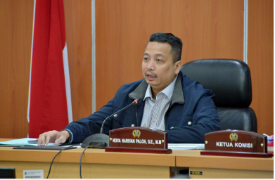 Komisi D DPRD Provinsi DKI Jakarta menyebut saat ini kondisi Waduk Brigif di kawasan Cipedak, Jagakarsa, Jakarta Selatan kotor dan tidak terawat. Padahal, penanggulangan banjir menjadi salah satu program prioritas yang digadang Penjabat (Pj) Gubernur Heru Budi Hartono untuk masa kepemimpinannya dua tahun kedepan. “Belum lama ketika saya reses ke wilayah sana, saya tengok ternyata tidak terawat. Ini harus ada perhatian kusus. Jangan sampai kita membangun bagus, tapi ternyata tidak terawat,” ujar Nova Harivan Paloh, Wakil Ketua Komisi D DPRD DKI Jakarta di gedung DPRD, Senin (3/4). Hal senada juga diungkap anggota Komisi D Dedi Supriadi. Ia menilai Waduk Brigif saat ini sudah tidak terawat, oleh karena itu diminta adanya edukasi pada warga yang datang untuk ikut merawat kantong pengendali banjir ini. “Kalau lihat kondisinya sekarang ini mulai agak kotor ya, masyarakat perlu dikasih tahu bagaimana memelihara fasilitas yang bagus dan bermanfaat ini,” ucapnya. Selain perawatan, Dedi juga meminta Waduk Brigif ditambahkan pengamanan ekstra seperti pagar pembatas. Sebab ia khawatir anak-anak yang bermain disekitar bibir Waduk terperosok karena tidak adanya pembatas. “Ada bagian yang membahayakan terutama untuk anak-anak, pengamanannya juga kurang, karena ada bagian yang curam. Apalagi disitu ada penyewaan skuter listrik, kalau gak bisa menggunakannya, bisa nyebur,” ungkapnya. Di kesempatan yang sama, Kepala Dinas SDA DKI Jakarta Yusmada Faizal mengaku satu tahun setelah serah terima, memang perawatan waduk masih dikelola oleh kontraktor. Namun tahun ini ia akan menggandeng Dinas Pertamanan dan Hutan Kota serta Dinas Lingkungan Hidup DKI untuk merawat Waduk yang memiliki luas sekitar 10 hektar ini. “Perawatan terkait pengerukan termasuk juga mitigasi sampahnya, nanti kami akan koordinasi meminta bantuan. Biasanya soal sampah ke UPK badan air. Kedua soal lahan hijaunya minta rekomendasi spek-spek teknisnya dari Dinas Pertamanan,” tandasnya.