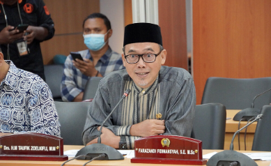 Komisi B DPRD Provinsi DKI Jakarta menjadikan pelayanan bus Transjakarta salah satu catatan dalam pembahasan Laporan Keterangan Pertanggungjawaban (LKPJ) penggunaan APBD tahun 2022. Anggota Komisi B DPRD DKI Jakarta Muhammad Taufik Zoelkifli mengatakan, pelayanan armada bus transjakarta yang belakangan dikeluhkan penggunanya. Mulai dari suasana berdesakan dalam kabin bus hingga waktu tunggu yang tak lagi konsisten. “Tadi pagi, saya ketemu dengan beberapa mahasiswa mereka mengeluhkan itu. Mereka bilang sekarang naik busway itu susah. Harusnya kenaikan realisasi target penumpang ini diikuti dengan perbaikan pelayanan yang akan diberikan,” ujar di gedung DPRD DKI Jakarta, Senin (3/4). Berdasarkan data Dinas Perhubungan (Dishub) DKI Jakarta jumlah penumpang angkutan umum tercatat berjumlah 3.622.045 orang per hari di tahun 2022. Sementara target Dishub di tahun yang sama penumpang angkutan umum hanya sebanyak 1.140.554 orang per hari. “Di satu sisi memang kelihatan berhasil, lebih banyak dari target. Tapi disisi lain saya melihat ada penurunan kualitas pelayanan pada transportasi publik. Karena waktu nunggu jadi lebih lama, kemudian berdesak-desakan,” ungkap Taufik. Anggota Komisi B DPRD DKI Gilbert Simanjuntak menambahkan, terlepas dari capaian-capaian Dishub DKI dalam pelaksanaan program kerja tahun 2022, pelayanan transjakarta banyak disorot pengguna karena kualitas pelayanan yang menurun. “Terlepas dari capaian-capaian Dishub, tapi customer mengatakan layanan transjakarta sebagai operasionalnya dishub di bidang angkutan diluar dari pengendalian kemacetan, terminal, costumer kita ini mengatakan, transjakarta kita ini bukan makin baik. Frekuensi kedatangan, headway, atau bahkan hari-hari tertentu tidak ada bus TJ,” ungkapnya. Di lokasi yang sama, Kepala Dinas Perhubungan DKI Jakarta Syafrin Liputo mengakui terjadinya lonjakan jumlah pengguna angkutan umum pada tahun 2022. Pihaknya juga mengantisipasi itu dengan berpatokan pada target penumpang mencapai 1 juta orang per hari. “Akibatnya, memang layanannya itu pasti menumpuk penumpangnya,” katanya. Dia juga mengakui adanya peningkatan jumlah penumpang angkutan umum tahun 2022 itu karena adanya perkembangan terbaru peraturan Menteri Perhubungan (Menhub) nomor 12 tahun 2019 terkait masuknya ojek online (Ojol) sebagai angkutan umum. “Sehingga dengan tambahan itu maka keseluruhan menjadi 3.622.049 juta. Yang terbesar itu angkutan Ojol. Sekitar 1 juta penumpang tahun 2022 ini berdasarkan data dari aplikator. Kemudian untuk KRL menempati urutan kedua mencapai 781 ribu orang penumpang. Kemudian transjakarta 747 ribu dan MRT 115 ribu penumpang. Dan juga ada angkutan roda 4 sekitar 500 an ribu penumpang. Artinya jumlah keseluruhan masing-masing moda 3.622.049 juta orang,” terang Syafrin.