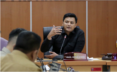 Komisi E DPRD Provinsi DKI Jakarta menyoroti program pemberian hibah yang dianggarkan Biro Pendidikan Mental dan Spiritual (Dikmental) dalam APBD tahun 2022 untuk operasional guru agama. Wakil Ketua Komisi E DPRD DKI Jakarta Anggara Wicitra Sastroamidjojo mengatakan, sejauh ini masih banyak tenaga pengajar yang belum mengetahui hibah tersebut. Dengan demikian diperlukan sosialisasi secara berkelanjutan yang dilakukan Biro Dikmental. “Terkait hibah operasional guru agama itu berapa jumlah penerimanya di 2022 dan distribusi wilayahnya seperti apa. Karena yang kita temukan di lapangan itu banyak yang belum tahu ada program itu. Ini menjadi catatan untuk dimasifkan sosialisasinya. Karena kan operasional guru agama ini tidak hanya untuk guru muslim saja,” ujarnya pada evaluasi Laporan Keterangan Pertanggungjawaban (LKPJ) pengguanaan APBD 2022 di gedung DPRD DKI Jakarta, Selasa (4/4). Di lokasi yang sama Kepala Biro Dikmental DKI Jakarta Gunas Mahdianto menjelaskan, hibah yang diperuntukkan bagi guru agama melekat pada bantuan operasional tempat ibadah (BOTI) yang diberikan kepada seluruh tempat ibadah umat beragama. “Terkait pemberian hibah kepada guru ngaji ini melekat pada pemberian BOTI. Jadi Masjid atau Musala atau tempat ibadah lain yang mendapatkan BOTI itu otomatis sudah sekalian insentif guru mengaji, kemudian imamnya kemudian petugas kebersihannya,” ujarnya. Dalam catatannya, tahun 2022 jumlah tempat ibadah yang mendapatkan BOTI dari APBD DKI mencapai ribuan tempat ibadah. Terdiri atas 3.000 Masjid, 3.300 Musala, 1.379 Gereja Protestan inklud insentif bagi pendeta, pastor, guru sekolah minggu, kemudian BOTI juga diberikan untuk 39 Vihara maupun 15 Pura inklud insentif untuk pengelolanya. Gunas menambahkan, pihaknya juga telah menindaklanjuti rekomendasi Komisi E DPRD DKI terkait LKPJ setahun sebelumnya atau tahun 2021. Terutama rekomendasi agar BOTI dipermudah kepada masjid atau musala yang tidak tersertifikasi. Dari hasil koordinasi dengan Dewan Masjid Indonesia (DMI) Provinsi DKI Jakarta diketahui bahwa sepanjang penerima BOTI memenuhi persyaratan maka masjid dan musala tersebut akan terdata sebagai daftar calon atau daftar antrian calon penerima BOTI. Diantara syarat tersebut yakni telah melakukan registrasi yang dibuktikan dengan surat tanda registrasi dari DMI DKI Jakarta.