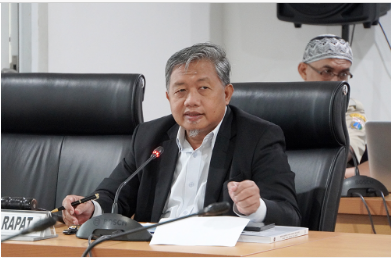 Badan Pembentukan Peraturan Daerah (Bapemperda) DPRD DKI menyatakan akan mengakselerasi pembahasan Rancangan Perda (Raperda) tentang Rencana Umum Energi Daerah (RUED), sesuai rekomendasi Kementerian Dalam Negeri (Kemendagri). Wakil Ketua Bapemperda DKI Abdurrahman Suhaimi mengatakan, secara umum pasal-pasal dalam rancangan Perda RUED di semua Provinsi hampir sama. Yang membedakan satu Provinsi dengan Provinsi lainnya adalah kearifan lokal yang dimuat dalam pasal-pasal Raperda. Sebab, dinamika dan perkembangan satu Provinsi dengan Provinsi lainnya berbeda. “Ini karena terpotong dengan idul fitri, libur bersama, mungkin ya mundur-mundurnya bulan Mei sudah selesai,” ujarnya di gedung DPRD DKI Jakarta, Senin (10/4). Secara virtual, Direktur Produk Hukum Daerah Kemendagri Makmur Marbun berharap Bapemperda segera merampungkan pembahasan mengingat keterlambatan yang terjadi. “DKI Jakarta sangat terlambat kalau kita lihat keterlambatan. Tapi nggak apa-apa daripada tidak dilakukan sama sekali. Mudah-mudah bisa selesai di bulan April karena ini sifatnya urgent,” ungkapnya. Sementara itu, perwakilan Setjen Dewan Energi Nasional Nanang mennyampaikan terkait keterlambatan yang dialami DKI Jakarta wajar terjadi mengingat dinamika setiap Provinsi, Kabupaten dan Kota berbeda-beda untuk mengkaji Raperda RUED. “Karena potensi antar daerah pun berbeda-beda. Mungkin dari segi energi baru terbarukan tidak terlalu besar. Itu sebenarnya sudah masuk dalam draf Raperda tersebut,” katanya. Kepala Dinas Tenaga Kerja, Transmigrasi dan Energi DKI Jakarta Hari Nugroho menambahkan, pembahasan RUED DKI terus dilakukan. Dia berharap dapat memenuhi target dari Kemendagri agar Raperda tersebut tuntas bulan April. “Insya Allah April atau Mei selesai pembahasan. Selain itu, memang betul, Raperda ini sudah ada prototipenya hanya saja di lampirannya nanti kita modifikasi karena memang kearifan di masing-masing wilayah itu beda-beda,” ungkapnya.