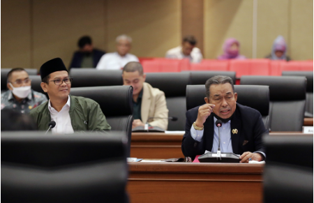 Dewan Perwakilan Rakyat Daerah (DPRD) Provinsi DKI Jakarta memberikan sejumlah catatan sebagai evaluasi Laporan Keterangan Pertanggungjawaban (LKPJ) penggunaan APBD tahun 2022. Lima komisi menyampaikan catatan tersebut dalam rapat Badan Anggaran (Banggar). Komisi A DPRD DKI Jakarta dalam salah satu evaluasinya mendorong Pemprov DKI untuk dapat memberikan sanksi tegas kepada pengembang yang belum juga menyerahkan kewajiban penyerahan fasilitas sosial dan fasilitas umum (fasos-fasum). “Komisi A merekomendasikan kepada Pemprov DKI Jakarta menegakkan aturan dengan mencabut ataupun tidak menerbitkan Surat Izin Penunjukan Penggunaan Tanah (SIPPT) dan atau Sertifikat Laik Fungsi (SLF) kepada pengembang pelanggar,” ujar Mujiyono, Ketua Komisi A di gedung DPRD DKI Jakarta, Rabu (12/4). Selanjutnya Komisi B dalam salah satu catatannya meminta Pemprov DKI mengevaluasi rencana kenaikan tarif TransJakarta (TJ) serta memperluas rute yang terintegrasi, dengan harapan dapat menjangkau warga lebih banyak lagi, khususnya yang berbatasan dengan wilayah penyangga. “Komisi B memberikan rekomendasi agar Dinas Perhubungan mengkaji ulang untuk rencana kenaikan tarif dan kemungkinan menggratiskan biaya tiket perjalanan dengan harapan dapat mengalihkan banyak pengguna kendaraan pribadi ke moda transportasi umum, khususnya ke TransJakarta,” ucap Ketua Komisi B DPRD DKI Jakarta, Ismail. Kemudian Komisi C merekomendasikan agar Pemprov DKI dalam hal ini Badan Pendapatan Daerah (Bapenda) agar lebih cermat dalam menetapkan target pendapatan pajak daerah. Pasalnya dari 13 jenis pajak, hanya lima yang mencapai target. Sedangkan delapan jenis pajak lainnya masih dibawah target, atau tidak mampu mencapai 90%. Masing-masing yakni Pajak Restoran 84,76%, Pajak Reklame 87,67%, Pajak Bumi dan Bangunan Perdesaan dan Perkotaan (PBB-P2) 80,45%, Bea Perolehan Hak atas Tanah dan Bangunan (BPHTB) 77,46%, Pajak Hiburan 53,28%, Pajak Penerangan Jalan 63,23%, Pajak Air Tanah 64,59%, dan Pajak Parkir 30,73%. “Melakukan penghitungan target pajak daerah yang lebih logis dan realists berdasarkan potensi Pajak Daerah yang lebih riil atau nyata dilapangan, khususnya untuk capaian target pajak daerah yang kinerjanya masih dibawah 70%,” ungkap Wakil Ketua Komisi C DPRD DKI Jakarta, Rasyidi. Lalu Komisi D dalam salah satu rekomendasinya meminta Pemprov DKI Jakarta menggunakan lahan aset milk Dinas Pertamanan dan Hutan Kota (Distamhut) yang belum dimanfaatkan untuk dibangun ruang terbuka hijau (RTH) ataupun taman. Sehingga dapat dimanfaatkan masyarakat sebagai ruang interaksi sesuai amanat Undang-undang Nomor 26 Tahun 2017 tentang Penataan Ruang. “Seperti di wilayah Sunter Agung, Pulogebang, Cakung, Penggilingan, Cikoko, dan Pengadegan. Sehingga tidak perlu melakukan pembebasan lahan baru,” kata Ketua Komisi D DPRD DKI Jakarta, Ida Mahmuda. Terakhir, Komisi E DPRD DKI Jakarta dalam salah satu catatannya merekomendasikan agar Dinas Pendidikan lebih optimal dalam mempersiapkan Pendaftaran Penerimaan Peserta Didik Baru (PPDB), sehingga tidak ada lagi keluhan dari calon orang tua siswa yang merasa kesulitan saat melakukan pendaftaran. “PPDB 2023 agar dipersiapkan lebih baik,” tutur Ketua Komisi E DPRD DKI Jakarta, Iman Satria. Dengan demikian, Ketua Badan Anggaran (Banggar) DPRD Provinsi DKI Jakarta Prasetio Edi Marsudi berharap catatan yang disampaikan lima Komisi dapat menjadi tolak ukur untuk meningkatkan kembali kinerja seluruh satuan kerja perangkat daerah (SKPD) mitra kerja tahun berikutnya. “Maka disepakati bahwa DPRD akan menyampaikan rekomendasi kepada Gubernur memgenai LKPJ tahun 2022 pada rapat paripurna 17 April 2023,” tandasnya.