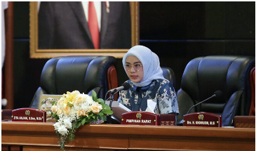 Dewan Perwakilan Rakyat Daerah (DPRD) Provinsi DKI Jakarta menyoroti banyak hal pada rekomendasi yang diberikan atas Laporan Keterangan Pertanggungjawaban (LKPJ) penggunaan APBD Pemerintah Provinsi (Pemprov) tahun 2022. Wakil Ketua DPRD DKI Jakarta Zita Anjani berharap seluruh rekomendasi dari seluruh komisi bisa menjadi acuan perbaikan kinerja seluruh jajaran Organisasi Perangkat Daerah (OPD) di lingkungan Pemprov DKI Jakarta. “Kami mengharapkan rekomendasi ini bisa memperoleh perhatian eksekutif, guna menjadi bahan perbaikan terhadap penyelenggaraan pemerintah daerah kedepan,” ujarnya dalam rapat Paripurna di gedung DPRD DKI Jakarta, Senin (17/4). Zita juga menjelaskan seluruh rekomendasi LKPJ telah melalui pembahasan di setiap komisi sesuai bidang tugas dan dimatangkan dalam rapat Badan Anggaran (Banggar) dan rapat Pimpinan Gabungan (Rapimgab) bersama seluruh Pimpinan komisi beserta Eksekutif dan Tim Anggaran Pemerintah Daerah (TAPD) sesuai Peraturan Pemerintah nomor 13 tahun 2019 tentang Laporan dan Evaluasi Penyelenggaraan Pemerintahan Daerah. Rekomendasi dibacakan langsung anggota Badan Anggaran DPRD DKI Thopaz Nuhgraha Syamsul. Dalam rekomendasi Bidang Pemerintahan, DPRD DKI meminta kepada Pemprov melalui para Walikota dan Bupati untuk bahu-membahu menurunkan angka kemiskinan ektrem dan stunting dengan optimal. Pasalnya menurut Badan Pusat Statistik (BPS) DKI, angka kemiskinan ekstrem di DKI Jakarta pada periode Maret 2022 naik sebesar 0,29% dibandingkan pada Maret 2021. “Periode Maret 2022 sebanyak 0,89% atau setara 95.668 jiwa dari total penduduk DKI Jakarta. Dari data tersebut wilayah yang terbanyak terjadinya kemiskinan ekstrem adalah Jakarta Utara,” kata Thopaz. Lalu untuk Bidang Perekonomian, DPRD meminta agar pencairan penyertaan modal dasar (PMD) agar tidak dilakukan pada akhir tahun, sehingga bisa memberi ruang kepada Badan Usaha Milik Daerah (BUMD) penerima untuk melakukan penyerapan secara maksimal. “DPRD Provinsi DKI Jakarta merekomendasikan agar dilakukan pengawasan yang ketat terkait transfer PMD, karena selama ini PMD yang telah diberikan sangat lambat diserap,” sambungnya. Sedangkan rekomendasi untuk Bidang Keuangan, DPRD meminta Badan Pengelolaan Aset Daerah (BPAD) memaksimalkan pemanfaatan Barang Milik Daerah (BMD) yang dikelola dalam rangka optimalisasi peningkatan Pendapatan Asli Daerah (PAD) di Tahun Anggaran 2023 “Karena capaian target hasil pemanfaatan BMD tahun anggaran 2022, yang terealisasi hanya sebesar Rp253 miliar atau 39,37% dari target yang ditetapkan dalam APBD,” papar Thopaz. Selanjutnya rekomendasi untuk Bidang Pembangunan dan Lingkungan Hidup meminta Pemprov melakukan evaluasi dan sinkronisasi terhadap pembangunan trotoar dan jaringan utilitas. “Agar pelaksanaan pembangunannya efektif dan efisien dalam satu kali pelaksanaan, sehingga tidak mengakibatkan kemacetan karena kerusakan jalan yang berulang,” terang Thopaz. Terakhir untuk Bidang Kesejahteraan Rakyat, DPRD merekomendasikan agar Pemprov melakukan pemantauan secara ketat agar segala bantuan sosial bisa diterima tepat waktu oleh masyarakat. “Mendorong ketepatan waktu dalam pemberian bantuan sosial agar dituntaskan oleh seluruh stakeholder, sehingga bantuan kepada penyandang disabilitas seperti kursi roda, alat bantu dengar, dan lainnya dapat disalurkan dengan cepat,” tutur Thopaz. Pada kesempatan yang sama, Penjabat (Pj) Gubernur Provinsi DKI Jakarta Heru Budi Hartono menyatakan kesiapannya untuk menindaklanjuti semua hasil rekomendasi yang disampaikan DPRD DKI Jakarta. “Jadi semua rekomendasi dari DPRD terkait LKPJ Gubernur DKI Tahun 2022 perlu diperhatikan. Ini semua harus terus maju dan terus berjalan,” tegas Heru.