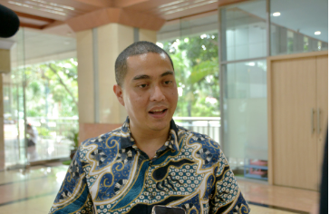 Dewan Perwakilan Rakyat Daerah (DPRD) Provinsi DKI menyatakan akan terus mengikuti perkembangan dalam penyusunan Rancangan Undang-undang (RUU) tentang Pemerintah Provisi Daerah Khusus Jakarta. Anggota Komisi C bidang Keuangan DPRD DKI Jakarta Wibi Andrino mengatakan, DPRD akan menunggu naskah akademis daru RUU tersebut untuk mengetahui apa saja kekhususan Jakarta setelah tidak lagi menyandang status sebagai Ibukota. “Kita menunggu draft naskah akademiknya, apasih sebenarnya 12 kewenangan yang nanti akan berpindah ke Pemerintah DKI Jakarta,” ujarnya usai menghadiri Konsultasi Publik RUU di ruang Pola Balai Kota DKI, Senin (8/5). Wibi berharap nantinya 12 kewenangan khusus tentang Pekerjaan Umum dan Penataan Ruang, Perumahan Rakyat dan Kawasan Permukiman, Kebudayaan, Penanaman Modal, Perhubungan, Lingkungan Hidup, Pengendalian Penduduk dan Keluarga Berencana, Perindustrian, Pariwisata, Perdagangan, Pendidikan, serta Kesehatan tidak memangkas kesejahteraan rakyat yang telah didapatkan saat ini, bahkan bisa mengakomodir kebutuhan yang belum terlaksana. “Terkait dengan rancangan revisi UU kekhususan Jakarta adalah bagaimana revisi ini dapat mengakomodir rakyat Jakarta dari sektor kesejahteraannya,” ucapnya. Di lokasi yang sama, Pelaksana Harian (Plh) Sekretaris Direktorat Jenderal Otonomi Daerah Kementerian Dalam Negeri Suryawan Hidayat berharap dari konsultasi publik ini, banyak menerima masukan dan saran dari berbagai pihak terkait konsepsi RUU tentang Pemprov Daerah Khusus Jakarta. “Harapannya RUU mampu dijadikan dasar fundamental penyelenggaraan pemerintahan untuk menjadikan Jakarta sebagai kota global yang bersaing dengan kota besar seluruh dunia, serta mampu mensejahterakan masyarakat Jakarta,” tuturnya. Hal senada juga disampaikan Sekretaris Daerah (Sekda) DKI Jakarta Joko Agus Setyono. Ia berharap dari konsultasi publik ini dapat menjadi wadah berbagai pihak menyampaikan pandangannya terhadap RUU ini. “Kami berharap kegiatan ini bisa menjadi wadah yang inklusif untuk seluruh pihak. Para pemangku kepentingan untuk menyampaikan pandangan, usulan, evaluasi terhadap RUU ini,” tandasnya. Adapun RUU tentang Pemerintah Provisi Daerah Khusus Jakarta rencananya terdiri dari 13 BAB dan 58 pasal.