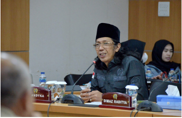 Komisi C DPRD Provinsi DKI Jakarta mengapresiasi capaian kinerja keuangan Pemprov DKI terutama di sektor pendapatan daerah yang menunjukan tren membaik. Anggota Komisi C DPRD DKI Jakarta Andyka menyampaikan, dalam rapat evaluasi anggaran bersama Satuan Kerja Perangkat Daerah (SKPD) terkait, pendapatan daerah pada triwulan pertama tahun 2023 menunjukan realisasi yang memuaskan. Berbeda signifikan dengan realisasi pada periode yang sama di dua tahun terakhir. “Saya mengapresiasi Pak Michael (Kepala BPKD) bahwa ternyata pencapaian hingga per 30 April 2023 itu melebihi dari tahun 2022. Ini sekaligus menjawab kegundahan atau isu-isu yang beredar,” ujarya di gedung DPRD DKI Jakarta, Selasa (9/5). Isu yang dimaksud yakni tidak tercapainya realisasi dari target yang dipasang tim anggaran pemerintah daerah (TAPD) dalam rancangan APBD tahun anggaran 2023. Sementara berdasarkan data pendapatan daerah hingga 30 April 2023 mencatatkan pencapaian di angka 21,85%. Realisasi pendapatan daerah di periode yang sama di tahun 2022 hanya mencapai angka 17,32%. “Yang luar lagi ternyata belanja kita dibandingkan tahun lalu lebih rendah yakni 15,49% belanja kita pernah 30 April kemudian untuk tahun 2022 per 30 April juga di angka 18,20%. Artinya bahwa pendapatan kita dibanding tahun 2022 jauh lebih besar sementara belanja kita dibanding tahun 2022 jauh lebih kecil,” ungkap Andyka. Sementara itu, Kepala Badan Pengelolaan Keuangan Daerah (BPKD) Provinsi DKI Jakarta Michael Rolandi membenarkan adanya peningkatan pendapatan daerah DKI yang terlihat dari besaran pendapatan per 30 April 2023 bila dibandingkan dengan waktu yang sama tahun lalu. “Untuk pendapatan asli daerah dari target APBD di 2023 sebesar Rp 52,77 triliun sudah dapat direalisasikan sebesar Rp 12 triliun atau 22.86 persen dimana ini terjadi peningkatan dibanding 30 April 2022 yang hanya 19.30 persen. Alhamdulillah untuk PAD kita baik itu pajak, retribusi, pendapatan transfer dan lain-lain pendapatan daerah yang sah ini bisa melampaui pendapatan di tahun 2022,” paparnya.