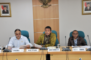 Komisi A DPRD Provinsi DKI Jakarta menerima keluhan puluhan pengurus RT dan RW terkait kewajiban pelaporan melalui aplikasi UPT Jakarta Smart City yaitu Qlue, Kamis (26/5). Kewajiban untuk melaporkan perkembangan dan kondisi di wilayah RT dan RW masing-masing merupakan konsekwensi diberlakukannya Keputusan Gubernur Provinsi DKI Jakarta Nomor 903 Tahun 2016 tentang Pemberian Uang Penyelenggaraan Tugas dan Fungsi Rukun Tetangga dan Rukun Warga. Dalam sehari, pengurus RT dan RW diwajibkan untuk menyampaikan laporannya melalui aplikasi Qlue. Setiap satu laporan pengurus RT mendapat Rp. 10.000,- dengan maksimal laporan tiga kali, sedangkan pengurus RW mendapat Rp. 12.500,- setiap laporannya, maksimal tiga kali. Kepala Biro Tata Pemerintahan Pemprov DKI Jakarta, Bayu Megantara mengatakan dasar dibentuknya Keputusan Gubernur Nomor 903 Tahun 2016 adalah hasil evaluasi yang dilakukan oleh Kementerian Dalam Negeri terhadap APBD Tahun Anggaran 2015 yaitu adanya pemborosan dana keuangan. Dikatakannya, berdasarkan data yang diterima untuk Pengurus RT di Provinsi DKI Jakarta sebanyak 33.070 orang dan pengurus RW 2.709 orang. Dan dari data yang diterima per bulan April 2016 yang aktif menggunakan aplikasi Qlue tersebut sebanyak 6.089 orang dari jumlah RT dan RW yang ada. Sedangkan Kepala Dinas Komunikasi, Informatika dan Kehumasan Pemprov DKI Jakarta, Ii Karunia mengatakan, tujuan Pemerintah Provinsi DKI Jakarta mengeluarkan Keputusan Gubernur Nomor 903 Tahun 2016 bertujuan sebagai alat transparansi pelayanan publik, partisipasi publik dan komunikasi publik. Sementara itu, perwakilan RW dari Jakarta Pusat, Agus Iskandar menyampaikan, bahwa Pergub Nomor 168 Tahun 2014 tentang Pedoman RT dan RW serta Keputusan Gubernur Nomor 903 Tahun 2016 sangat memberatkan mereka. “Keputusan Gubernur Nomor 903 Tahun 2016 perintahnya untuk melakukan tugas dan fungsi namun isinya berupa laporan pertanggungjawaban, jadi ngawur,” kata Agus Iskandar. Dirinya juga meminta agar Dewan untuk membatalkan Keputusan Gubernur Nomor 903 Tahun 2016 tersebut karena sangat memberatkan kerja RT dan RW di lapangan yang selama ini kerja mereka sebagai abdi negara. Sedangkan perwakilan RT dan RW Se-Jakarta Selatan, Abdullah Kadir mengatakan, bahwa RT dan RW ditunjuk dari ketokohan mereka dilingkungan tempat tinggal mereka, yang menjadi adat istiadat sudah sejak dahulu. “Dengan di keluarkannya Keputusan Gubernur Nomor 903 Tahun 2016, adalah penggusuran mental kebudayaan di lingkungan. Kami meminta agar dibatalkan atau direvisi kembali,” kata Abdullah Kadir. Perwakilan RW Jakarta Barat, Didi mengatakan dengan adanya sistem aplikasi Qlue tersebut merasa dibatasi kegiatan serta ruang lingkup kerja RT dan RW. Keberatan yang sama juga disampaikan oleh perwakilan RW se-Jakarta Timur, Lukmanul Hakim dan perwakilan pengurus RW se-Jakarta Utara, M Irsad. Ketua Komisi A, Riano P. Ahmad berharap agar Kepala Diskominfomas, Biro Tapem serta pihak UPT Jakarta Smart City yang hadir pada kesempatan tersebut, agar menyampaikan permintaan dari perwakilan Pengurus RT dan RW se-DKI Jakarta untuk mencabut SK Gubernur Nomor 903 Tahun 2016 kepada Gubernur Provinsi DKI Jakarta. Ii Karunia mengatakan, apabila di dalam penyelenggaraannya dilapangan masih ada kekurangan yang harus diperbaiki atau dievaluasi kembali, pihaknya akan segera melaporkan kepada Gubernur Provinsi DKI Jakarta terkait adanya keberatan dari Pengurus RT dan RW dalam penggunaan aplikasi Qlue tersebut.