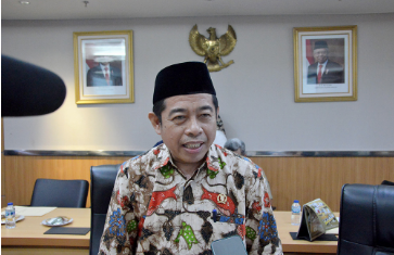 Dewan Perwakilan Rakyat Daerah (DPRD) Provinsi DKI Jakarta berharap Badan Pemeriksa Keuangan (BPK) kembali memberikan opini wajar tanpa pengecualian (WTP) atas Laporan Keuangan Pemerintah Daerah (LKPD) Provinsi DKI Jakarta Tahun Anggaran 2022. Berdasarkan rapat Badan Musyawarah (Bamus) DPRD Provinsi DKI Jakarta rapat paripurna tersebut akan digelar hari Senin, 29 Mei 2023 pekan depan. “Mudah mudahan tahun ini sama, karena keberhasilan eksekutif ini keberhasilan legislatif juga,” ujar Khoirudin, Wakil Ketua Bamus di gedung DPRD DKI Jakarta, Selasa (23/5). Meski demikian, berdasarkan LHP BPK tahun 2021 masih banyak catatan yang harus segera dituntaskan. Karena itu ia mengimbau agar jajaran eksekutif Pemprov DKI Jakarta dapat terus memperbaiki kinerja. Seperti meningkatkan pelayanan publik untuk mensejahterakan warga DKI Jakarta. “Tentu memang banyak catatan disana sini, wajarlah ya. Setiap tahun kan ada dinamika di masyarakat, dinamika di lingkungan, cuaca dan sebagainya. Tentu harapan saya semua catatan BPK untuk ditindaklanjuti bersama sama antara eksekutif dan legislatif karena kita bersama menjadi pemerintahan daerah harus saling bersinergi,” tandasnya. DPRD DKI Jakarta juga turut menyusun sejumlah kegiatan kerja pada rapat Bamus tersebut. Seperti penetapan jadwal sosialisasi penyebarluasan Perda bulan Juni 2023, dan Penetapan jadwal Paripurna Istimewa dalam rangka memperingati HUT ke-496 Kota Jakarta.