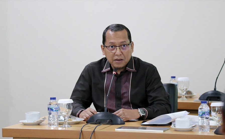 Komisi B DPRD DKI Jakarta meminta Pemerintah Provinsi (Pemprov) mengkaji pemanfaatan gelombang laut sebagai salah satu sumber energi untuk dapat diatur dalam Raperda tentang Rencana Umum Energi Daerah (RUED). Ketua Komisi B DPRD DKI Jakarta Ismail mengatakan, dengan letak geografis yang mumpuni seharusnya gelombang laut dapat dijadikan energi alternatif. Sejauh ini Raperda RUED memfokuskan target pemakaian energi baru terbarukan (EBT) terdiri dari tenaga surya, bio energi atau sampah, tenaga angin (bayu), bahan bakar nabati, dan hidrogen. Dengan cara Pembangunan Pembangkit Listrik Tenaga Surya (PLTS), Pembangunan Pembangkit Listrik Tenaga Sampah (PLTSa), Pembangunan Pembangkit Listrik Tenaga Bayu (PLTB), serta Pembangunan Pembangkit Listrik Tenaga Hidrogen (PLTH). “Saya belum melihat disini salah satu varian energi terbarukan dari kinetis gelombang laut. Indonesia secara umum itu kan luas kepulauan, luas perairannya lebih besar dibanding daratan, artinya ini juga satu hal yang perlu dikaji. Saya pikir di Kepulauan Seribu, atau yang di wilayah dekat perairan ini lebih cocok dan sangat membantu,” ujarnya di gedung DPRD DKI Jakarta, Selasa (23/5). Sementara itu Tenaga Ahli Dinas Tenaga Kerja, Transmigrasi, dan Energi (Disnakertrans) DKI Utomo mengaku memang energi gelombang laut sampai saat ini belum dilakukan pengkajian, dan akan mengupayakan agar usulan tersebut bisa ditindaklanjuti segera. “Energi gelombang laut menurut data yang ada, potensi yang ada, masih belum teridentifikasi. Jadi untuk sementara kita masih belum menghitung potensi energi laut yang bisa dimanfaatkan DKI Jakarta, tetapi kita memasukkan juga apabila ada, nanti akan kita hitung di penggunaan energi tersebut,” terangnya. Wakil Ketua Bapemperda Suhaimi mengatakan, kali ini pihaknya membuka peluang Komisi B memberikan usulan dalam penyempurnaan Perda yang merupakan amanat dari Pasal 18 Undang Undang Nomor 30 Tahun 2007 tentang Energi, dimana mewajibkan daerah untuk menyusun RUED dan menetapkannya dalam Peraturan Daerah. “Hari ini rapat lanjutan dan jadwal komisi B, jadi banyak catatan yang harus dilengkapi termasuk naskah akademik. Sehingga hari ini masukkan itu kita tampung dulu, sehingga dipembahasan pasal perpasal bisa lebih konkret,” ungkap Suhaimi.