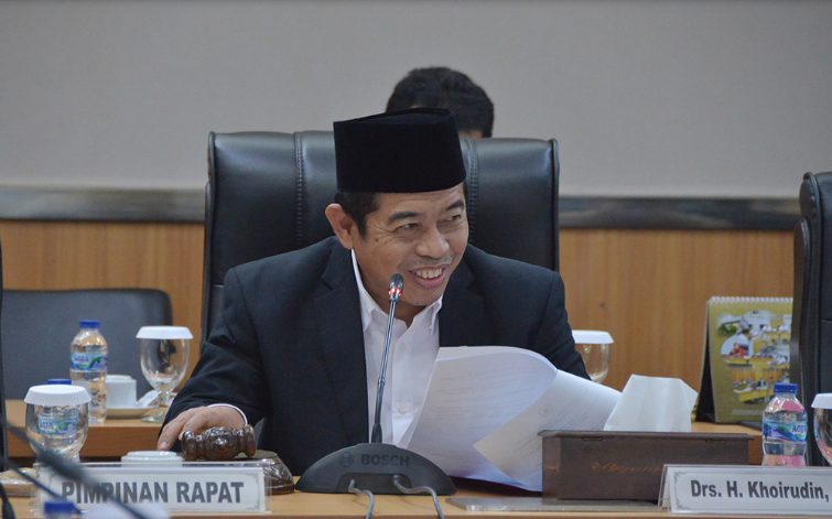 Dewan Perwakilan Rakyat Daerah (DPRD) Provinsi DKI Jakarta dijadwalkan menggelar rapat untuk menetapkan jadwal rapat Paripurna pengumuman pemberhentian dan penggantian antar waktu (PAW) anggota DPRD dari fraksi Partai Gerindra. Berdasarkan rapat Badan Musyawarah (Bamus) DPRD Provinsi DKI Jakarta, rapat Paripurna akan digelar pada hari Rabu, (31/5) besok. Calon Pengganti yang akan diambil Sumpah dan Janji PAW sisa masa Jabatan 2019-2024 dari Fraksi Gerindra yaitu Bastian P. Simanjuntak akan menggantikan Anggota Komisi E DPRD Provinsi DKI Jakarta Mohammad Taufik. “DPRD Provinsi DKI Jakarta telah menerima surat keputusan dari Menteri Dalam Negeri nomor 100.2.1.3-1158 Tahun 2023 tentang peresmian pemberhentian anggota DPRD Provinsi DKI Jakarta dan surat keputusan Menteri Dalam Negeri nomor 100.2.1.3-1159 Tahun 2023 tentang peresmian pengangkatan pengganti antar waktu anggota DPRD Provinsi DKI Jakarta.” ujar Khoirudin, Wakil Ketua Bamus di gedung DPRD DKI Jakarta, Senin (29/5). Dengan demikian, Khoirudin juga berharap dengan dilantiknya anggota yang baru kelak dapat menjalankan fungsinya sebagai wakil rakyat dengan amanah serta mampu mengendepankan kepentingan warga DKI Jakarta. “Saya berharap dengan masuknya PAW ini semoga dapat menambah kekuatan kita di DPRD DKI untuk memperjuangkan sebuah kepentingan rakyat bersama sama. Kita di DPRD DKI adalah satu kesatuan sebagai legislatif untuk berjuang melayani masyarakat Jakarta,” pungkasnya.