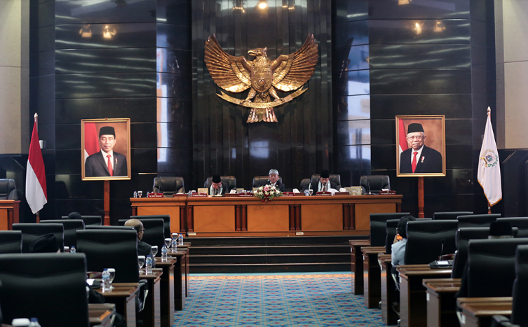 DPRD DKI mengapresiasi kesuksesan Pemprov DKI mempertahankan prestasinya di bidang pengelolaan keuangan dengan meraih predikat wajar tanpa pengecualian (WTP) ke enam kalinya secara berturut-turut dari Badan Pemeriksa Keuangan (BPK) Provinsi DKI Jakarta. Ketua DPRD DKI Jakarta Prasetio Edi Marsudi menilai, capaian itu merupakan bukti komitmen Pemprov DKI terhadap transparansi pengelolaan dan penggunaan APBD DKI. “DPRD Provinsi DKI Jakarta percaya bahwa BPK RI sebagai lembaga pemeriksa keuangan negara mandiri dan profesional dan berperan aktif dalam mewujudkan tata kelola keuangan negara yang akuntabel dan transparan,” ujarnya dalam rapat paripurna di gedung DPRD DKI Jakarta, Senin (29/5). Meski demikian, Pras sapaan karibnya berharap, Laporan Hasil Pemeriksaan (LHP) BPK atas laporan keuangan Pemprov DKI Jakarta tahun 2022 harus menjadi bahan perbaikan dalam pengelolaan keuangan dengan tetap memperhatikan rekomendasi BPK. “DPRD DKI Jakarta sesuai kewenangannya akan menindaklanjuti dan membahas bersama pihak terkait,” tegasnya. Anggota V BPK RI Ahmadi Noor Supit saat membacakan laporan hasil pemeriksaan keuangan Pemprov DKI dalam forum paripurna mengatakan, BPK masih menemukan fakta adanya masalah-masalah klasik dalam pengelolaan keuangan daerah. Masalah itu antara lain: 1. Terdapat kelebihan pembayaran atas belanja dan denda keterlambatan senilai Rp45,87 miliar. Kelebihan pembayaran atas belanja senilai Rp11,34 miliar terjadi karena adanya kelebihan perhitungan gaji dan tambahan penghasilan senilai Rp6,9 miliar, kekurangan volume pengaadan barang dan jasa senilai Rp5,06 miliar, kelebihan belanja hibah dan Bansos senilai Rp8,78 juta. Sedangkan denda keterlambatan adalah senilai atas Rp34,53 miliar. Atas permasalahan tersebut telah dikembalikan ke kas daerah sebesar Rp14,66 miliar. 2. Bantuan sosial KJP Plus dan KJMU senilai Rp197,55 miliar belum disalurkan kepada penerimanya dan bantuan sosial pemenuhan kebutuhan dasar senilai Rp15,18 miliar tidak sesuai ketentuan. 3. Penatausahaan penyerahan dan pencatatan aset tetap Fasos dan Fasum belum tertib. Ketidaktertiban tersebut antara lain adalah dua bidang tanah Fasos-Fasum yang telah diterima dari pemegang Surat Izin Penguasaan Penggunaan Tanah (SIPPT) Rp17,72 miliar berstatus sengketa, penerimaan aset Fasos-Fasum belum seluruhnya dilaporkan oleh Wali Kota ke BPAD. Selain itu, BPK juga telah melakukan pemeriksaan atas laporan keuangan Badan Usaha Milik Daerah (BUMD) Perusahaan Umum Daerah Air Minum jaya (PAM Jaya) tahun buku 2022. “Berdasarkan hasil pemeriksaan yang telah dilakukan termasuk implementasi atas rencana aksi yang telah dilaksanakan oleh PAM Jaya, BPK memberikan opini tidak memberikan pendapat (Disclaimer) atas laporan keuangan PAM Jaya tahun buku 2022,” terang Ahmadi. Sementara itu, Penjabat (Pj) Gubernur DKI Jakarta Heru Budi Hartono menjelaskan, opini WTP atas hasil pemeriksaan APBD tahun 2022 merupakan yang keenam kalinya secara berturut-turut sejak tahun 2017. “Opini Wajar Tanpa Pengecualian (WTP) merupakan penghargaan tertinggi atas akuntabilitas pengelolaan keuangan yang telah dilakukan pemerintah Provinsi DKI Jakarta tahun 2022. Opini WTP atas LKPD tahun anggaran 2022 ini juga merupakan opini WTP keenam kalinya secara berturut-turut sejak tahun 2017 sampai dengan 2022,” ungkap Heru.