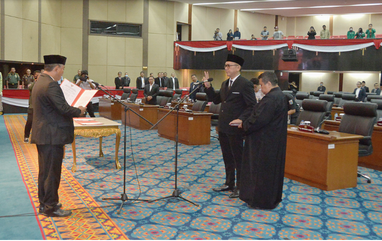 Dewan Perwakilan Rakyat Daerah (DPRD) Provinsi DKI Jakarta menggelar rapat paripurna pengucapan sumpah/janji sebagai Pengganti Antar Waktu (PAW) Anggota DPRD Provinsi DKI Jakarta sisa masa jabatan Tahun 2019-2024 dari Fraksi Gerakan Indonesia Raya (Gerindra), Rabu (31/5). Anggota dari Fraksi Gerindra yang resmi dilantik yaitu Bastian P. Simanjuntak menggantikan Almarhum Mohammad Taufik. Pergantian tersebut berdasarkan Keputusan Menteri Dalam Negeri Republik Indonesia Nomor 100.2.1.3-1159 Tahun 2023. Ketua DPRD Provinsi DKI Jakarta Prasetio Edi Marsudi mengingatkan dalam menjalankan fungsi dan tugas sebagai Anggota DPRD Provinsi DKI Jakarta PAW dari Fraksi Gerindra harus berpegang teguh pada Peraturan Perundang-undangan yang berlaku. “Tetap mengutamakan kepentingan masyarakat yang diwakilinya dan harus bersinergi sesama Anggota Dewan dan mitra kerjanya dengan Pemerintah Daerah dalam menghadapi dan menyelesaikan berbagai permasalahan yang semakin kompleks di Ibukota Jakarta demi mewujudkan masyarakat Jakarta yang sejahtera lahir batin,” ujarnya pada saat memimpin rapat Paripurna di gedung DPRD DKI Jakarta. Pada kesempatan yang sama Bastian P. Simanjuntak, Anggota Fraksi Gerindra DPRD Provinsi DKI Jakarta yang baru saja selesai dilantik menyatakan kesiapannya melanjutkan tongkat estafet dalam mengemban amanah untuk kepentingan masyarakat. “Ini merupakan amanah yang harus dilanjutkan setelah bang Taufik yang sudah mengerjakan yang terbaik. Tentu akan melanjutkan tugas-tugas kedewanan dalam hal legislatif, penganggaran maupun pengawasan pemerintahan,” ungkapnya. Selain itu, Bastian mengatakan bila diberikan kesempatan untuk melanjutkan tugas kedewanannya di Komisi E DPRD Provinsi DKI Jakarta, bidang Kesejahteraan Masyarakat akan fokus pada kesehatan, pendidikan, dan pemberdayaan wanita. “Tentu saya akan mempelajari terlebih dahulu apa aja yang sudah dikerjakan saat ini. Kemudian saya akan mengerjakan berbagai hal yang berguna untuk masyarakat agar apa yang menjadi aspirasi masyarakat bisa berguna,” pungkasnya.