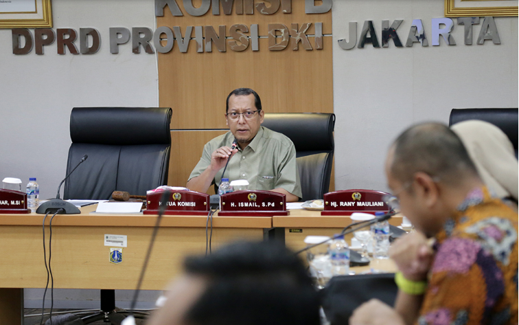 Komisi B DPRD Provinsi DKI Jakarta meminta Perusahaan Umum Daerah (Perumda) Air Minum (PAM) Jaya segera menindaklanjuti rekomendasi Badan Pemeriksa Keuangan (BPK). Seperti melakukan pembenahan menyeluruh dengan cara digitalisasi transaksi hingga inventarisasi aset. Ketua Komisi B DPRD DKI Jakarta Ismail menyampaikan, opini disclaimer yang diberikan BPK terhadap laporan keuangan PAM Jaya tahun 2022 tidak terjadi instan. Melainkan kelemahan penataan bisnis saat pengelolaan air dibawah kendala swasta, yakni PT Palyja dan PT Aetra selama 25 tahun terakhir. “Kita melihat betapa lemahnya pengarsipan baik terkait aset maupun data-data keuangan dan transaksi makanya tadi kita dorong untuk mereka segera membuat satu perencanaan digitalisasi transaksi dan aset sehingga ini akan semakin menekan peluang terjadinya kesalahan yang mengakibatkan adanya temuan BPK,” ujarnya di gedung DPRD DKI Jakarta, Selasa (13/6). Dalam rapat paripurna penyampaian laporan hasil pemeriksaan (LHP) atas penggunaan APBD tahun anggaran 2023 beberapa waktu lalu Anggota V BPK RI Ahmadi Noor Supit memberikan opini disclaimer kepada PAM Jaya berdasarkan empat pertimbangan. Pertimbangan pertama, aset tetap sampai dengan 1986 setelah revaluasi dan aset tetap bangunan serta instalasi yang diperoleh pada 1997 dicatat bersamaan tanpa didukung rincian setiap asetnya. Pertimbangan kedua, pengelolaan persediaan bahan baku air tak produktif dan tidak tercatat dengan baik. Kemudian pertimbangan ketiga, pencatatan transaksi hasil kerja sama PAM Jaya dengan pihak swasta di rekening penampungan (escrow) per 31 Desember 2022 senilai Rp790,58 miliar tak disajikan dalam laporan posisi keuangan. Kemudian, saldo dana Rp48,42 miliar belum jelas hak dan kewajibannya. Lalu Pertimbangan keempat, pencatatan utang uang jaminan langganan (UJL) tidak didukung dengan daftar rincian yang lengkap dan akurat sehingga saldo utang UJL sebesar Rp 53,32 miliar tidak dapat diyakini kewajarannya. Direktur Utama PAM Jaya Arief Nasrudin mengakui kelemahan sistem pengarsipan yang membuat sebagian aset mereka tidak tercatat dengan pembukuan yang baik. Dia mengatakan, temuan BPK itu menjadi cambuk bagi perbaikan tata kelola aset perusahaan PAM Jaya. “Jadi kalau yang temuan BPK itu aset detailnya yang tahun 1986 sebelum dikerjasamakan dengan pihak Aetra dan Palyja. Sebenarnya ya kelemahan kita ada di pengarsipan,” ungkapnya. Dia mengakui itu sebagai kelemahan pengelolaan perusahaan. Sebab, selama 25 tahun pengelolaan air minum diserahkan ke pihak ketiga, PT Palyja dan PT Aetra, perapihan data aset nyaris terbengkalai. “Tapi sekali lagi ini bagian dari kelemahan korporasi yang selama ini kan 25 tahun kita jadi penonton. Sekarang waktunya kita untuk bergerak mandiri. Cuma memang butuh waktu. Ini kan baru 4.5 bulan dari kita ambil alih mulai tanggal 2 Februari kemarin,” ungkapnya. Di sisi waktu yang ada, pihaknya terus berupaya merapihkan aset-aset itu dengan melakukan pencatatan ulang yang melibatkan jasa akuntan swasta sehingga pencatatan aset benar-benar valid. Aset-aset yang tidak tercatat dengan baik itu misalnya pipa-pipa besar yang terpasang sejak tahun 1980-an. “Aset-asetnya masih ada. Tidak bisa digunakan lagi dan itu tidak digunakan pada saat kemitraan juga. Itu harus dihapus karena sudah tidak dipakai lagi. Nilai penyusutannya tinggal Rp2,5 miliar,” tandas Arief.