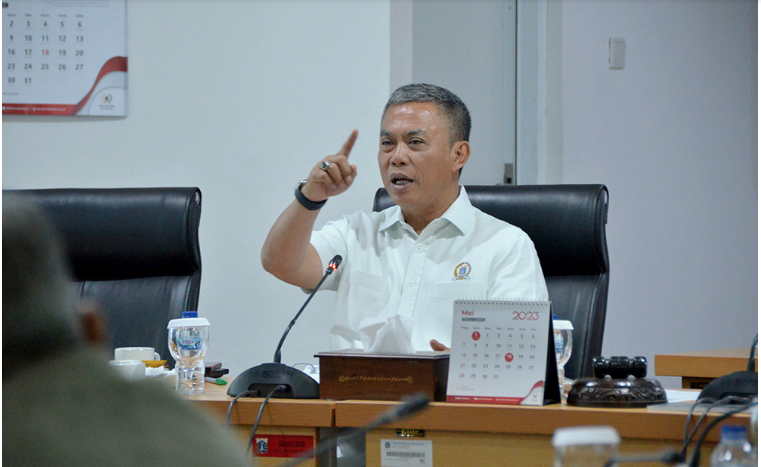 Ketua DPRD Provinsi DKI Jakarta Prasetio Edi Marsudi meminta seluruh pihak yang terlibat dalam pembahasan Rancangan Peraturan Daerah (Raperda) tentang Pengelolaan Barang Milik Daerah serius dalam melindungi aset. Sebab, pengelolaan aset DKI Jakarta kerap menjadi sorotan Badan Pemeriksa Keuangan (BPK) tiap tahunnya. Pras sapaan karibnya pun mengaku banyak menerima laporan mengenai penyalahgunaan aset. Hal tersebut disampaikannya di tengah rapat penjelasan Badan Pengelola Aset Daerah (BPAD) mengenai usulan Raperda tentang Pengelolaan Barang Milik Daerah kepada Badan Pembentukan Peraturan Daerah (Bapemperda) DPRD DKI Jakarta. “Masalah aset ini tinggal tergantung oknumnya nakal atau tidak. Ini banyak yang komplain. Yang melapor ke saya juga bukan satu atau dua orang. Jadi tolong nih, saya kasih amanat untuk masalah aset-aset ini jangan sampai lepas,” ungkapnya di gedung DPRD DKI Jakarta, Selasa (20/6). Di lokasi yang sama, Wakil Ketua Bapemperda DPRD DKI Jakarta Abdurrahman Suhaimi meminta kajian atas usulan Raperda tersebut perlu dilengkapi dengan proyeksi peningkatan daerah dari pemanfaatan aset yang terukur. Pasalnya hingga saat ini banyak aset daerah terbengkalai, padahal potensial untuk menambah pendapatan. “Artinya raperda itu akan berdampak terhadap kesejahteraan rakyat. Nah itu perlu kita dapat gambaran dari eksekutif,” terang Suhaimi. Hal senada disampaikan Wakil Ketua Komisi C DPRD DKI Jakarta Rasyidi yang hadir untuk dimintai masukannya terhadap usulan Raperda Pengelolaan Barang Milik Daerah. Ia menyampaikan, selama ini pendapatan daerah yang aktif dan efektif masih didominasi diperoleh dari pajak daerah. “Kami menyoroti soal pemanfaatan aset, kemudian pengelolaan dan perawatan kemudian perencanaan aset, mau diapakan. Ini yang penting dimasukan dalam Raperda ini. Supaya nanti perencanaan kedepannya itu akan lebih baik daripada sebelum Raperda ini dibuat,” ungkapnya. Sementara itu, Pelaksana Tugas (Plt) Kepala BPAD DKI Jakarta Lusiana Herawati mengakui banyak aset milik Pemprov DKI Jakarta yang belum dimaksimalkan fungsinya untuk menambah pendapatan daerah. Ia menyampaikan Raperda Pengelolaan Barang Milik Daerah idealnya tidak mengatur detail terkait pengelolaan aset kepada pihak lain. Raperda itu harus memberi kelonggaran yang memungkinkan dilakukannya evaluasi nilai kerja sama secara berkala. “Karena kan pada saat awal mungkin kita belum tahu prospek usahanya seperti apa. Pada saat berjalan, ternyata aset yang kita kerja sama kan ternyata dia punya nilai ekonomi yang tinggi, maka kita lakukan evaluasi terkait kontribusinya,” terangnya.