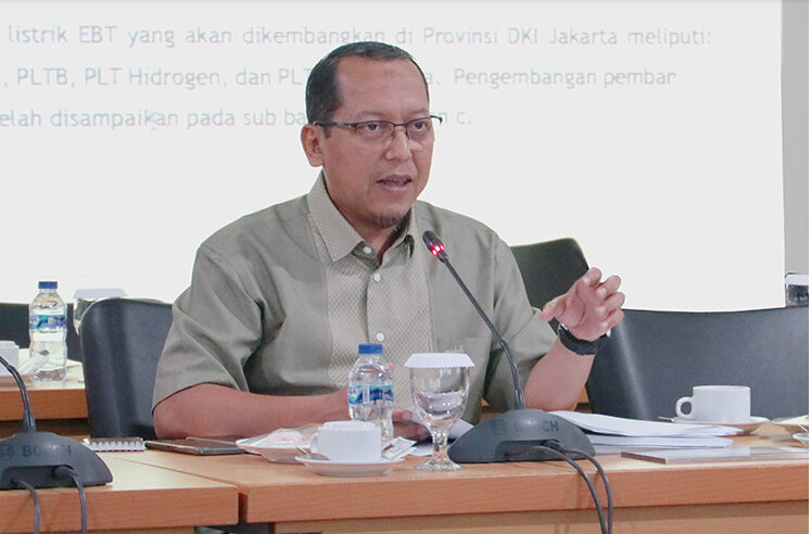 Badan Pembentukan Peraturan Daerah (Bapemperda) DPRD DKI Jakarta akan memasukan pasal khusus mengenai kewajiban penggunaan Energi Baru Terbarukan (EBT) dalam Rancangan Perda (Raperda) tentang Rencana Umum Energi Daerah (RUED). Pasal itu diharapkan akan menjadi tindakan nyata DKI Jakarta untuk melindungi lingkungan dan menjaga kondisi bumi lebih baik. Berdasarkan naskah akademis Raperda tersebut, faktor terbesar penghasil emisi karbon, meningkatnya suhu bumi hingga polusi udara terjadi karena pembangkit listrik tenaga fosil. “Artinya apa, harus ada upaya yang maksimal dan sebaiknya tercantum dalam Raperda ini untuk pembangkit listrik yang akan kita gunakan atau kita prioritaskan adalah yang berbasis EBT, bukan yang berbasis fosil,” ujar Ismail, Anggota Bapemperda di gedung DPRD DKI Jakarta, Selasa (4/7). Pasal tersebut, dikatakannya juga harus secara eksplisit mewajibkan pemanfaatan EBT. Sebab Perda RUED yang akan diundangankan dan disahkan nantinya akan menjadikan rujukan peraturan dalam pembuatan kebijakan turunan oleh Pemprov DKI Jakarta. “Kenapa ini perlu dicantumkan, karena nanti akan menjadi landasan hukumnya kita dalam melakukan program termasuk yang nanti akan kita kembangkan, termasuk pilihan tekhnologinya,” terang Ismail. Sementara itu, Kepala Dinas Tenaga Kerja, Transmigrasi, dan Energi Provinsi DKI Jakarta Hari Nugroho mengamini usulan itu. Dia mengatakan, akan memasukan usulan itu dalam Raperda RUED. “Jadi memang betul kedepan yang namanya energi fosil itu kan energi yang tidak bisa diperbarui. Makanya kita sekarang kedepan harus berbicara energi baru terbarukan (EBT). Makanya dalam RUED kita sudah memploting. Mau tidak mau kita harus memilih program unggulan yang bisa diterapkan di DKI,” ujarnya. Dia mengungkapkan, program unggulan di bidang EBT sedang berjalan. Contohnya penggunaan Pembangkit Listrik Tenaga Surya (PLTS). PLTS sebagai sumber EBT telah menjadi pilihan energi unggulan pertama pengganti energi berbasis fosil di DKI. Apalagi, Jakarta memenuhi syarat sebagai daerah dengan potensi menjadikan cahaya matahari sebagai sumber energi listrik. “DKI ini kan termasuk daerah yang minimal terkena cahaya matahari empat jam per hari. Itu bisa memakai energi listrik tenaga surya. Itu sudah potensi terbaik. Kita sudah mempraktikan membangun PLTS di setiap gedung pemerintahan. Itu juga untuk mengurangi biaya pemakaian listrik yang ada di gedung-gedung. Makanya kita prioritaskan dan itu sudah menjadi roadmap kita ke depan. Contohnya tahun ini kita buat di 20 gedung pemerintahan,” ungkap Hari.