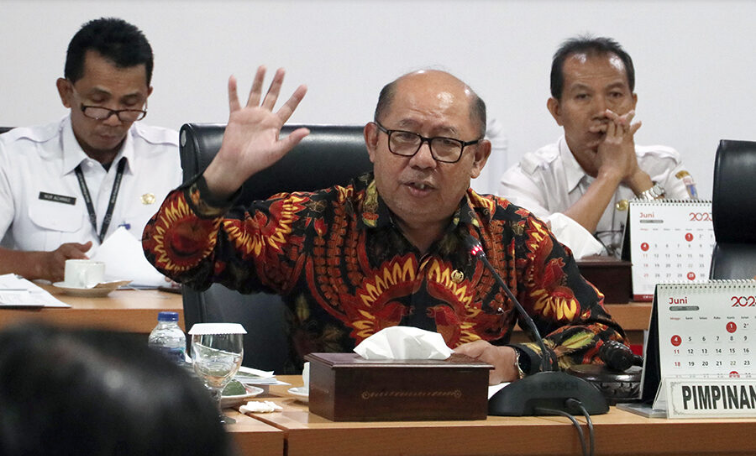 Badan Pembentukan Peratuan Daerah (Bapemperda) DPRD DKI Jakarta mengundang dua ahli untuk menyempurnakan penyusunan Rancangan Perda (Raperda) tentang Rencana Umum Energi Daerah (RUED). Masing-masing pakar hidrologi dan pakar kelistrikan. Ketua Bapemerda DPRD DKI Jakarta Pantas Nainggolan mengatakan, digandengnya dua pakar sengaja dilakukan untuk menyempurnakan pembahasan yang dilakukan jajarannya. Sebab, Perda yang akan disahkan perlu secara eksplisit menyebutkan jenis energi baru dan terbarukan (EBT) yang paling memungkinkan dibangun untuk Jakarta. “Saya pikir itu bisa menjadi masukan yang bagus untuk menyempurnakan Raperda kita ini,” ujarnya di gedung DPRD DKI Jakarta, Rabu (5/7). Di lokasi yang sama, Pakar Geologi Teknik dan Hidrogeologi Kementerian Pekerjaan Umum dan Perumahan Rakyat (PUPR) Arya Pranantya mengatakan, Jakarta sejatinya punya potensi mengembangkan hidro power sebagai salah satu Energi Baru Terbarukan (EBT) lantaran dialiri sungai Ciliwung. Meski demikian, potensi itu tidak bisa dimaksimalkan karena tidak memenuhi dua syarat yakni stabilitas debit air dan ketinggian tekanan air untuk menghasilkan energi. Sementara di sisi lain, 40% wilayah Jakarta itu berada di wilayah low land (dataran rendah). “Debit (air Ciliwung) yang sekarang bisa kita pakai cuma sekitar 0,73 meter3/detik atau 730 liter per detik untuk sungai Ciliwung. Dengan debit 0.73 meter kubik terus kita butuh ketinggian 18 meter (untuk mencapai ketinggian tekanan air), kita cuma punya energi hanya 0,1 MW. Dan 0,1 MW ini kita harus membuat tanggul dari ujung Utara Jakarta sampai ujung Selatan Jakarta. Jadi infrastruktur yang harus kita bangun segitu banyak,” ujarnya di gedung DPRD DKI Jakarta. Selain dua faktor itu, kendala-kendala teknis di lapangan juga banyak. Misalnya kualitas air Ciliwung yang tidak bagus, sumbatan jalan dan jembatan yang sulitkan pembangunan infrastruktur sehingga penggunaan air Ciliwung sebagai sumber EBT sulit diwujudkan. “Ini yang membuat bagaimana sih sebetulnya hidro power ini agak sulit diimplementasikan di DKI Jakarta,” ungkapnya. Sementara itu, Pakar Kelistrikan dari Sekolah Teknik Elektro dan Informatika (STEI) Institut Teknologi Bandung (ITB) Syarif Hidayat mengungkapkan, merujuk pada data hasil riset lembaga Energi Reform, potensi EBT di Jakarta berasal dari dua teknologi Pembangkit Listrik Tenaga Surya (PLTS) yakni PLTS yang dipasang di rooftop (atap) rumah atau gedung dan PLTS yang dipasang sebagai kaca dinding gedung. Totalnya mencapai 352 MW. Kedua teknologi itu memiliki keunggulan masing-masing. “Dari segi investasi, sebenarnya sih hampir sama secara umum. Tinggal pilih mau pakai yang mana. Dan itu sangat potensial. Teknologinya sudah ada. Bahkan tenaga ahli yang membuatnya, Indonesia punya. Kita sudah siap,” ujarnya. Asisten Perekonomian dan Keuangan Setda Provinsi DKI Jakarta Sri Haryati mengapresiasi pelaksanaan pembahasan Raperda RUED. Dia mengatakan, dengan kehadiran Raperda tersebut, Jakarta telah menunjukkan komitmen yang tinggi terkait peralihan penggunaan energi. “Rasanya dengan kita punya Raperda seperti ini tentu lebih menunjukkan komitmen dari Pemerintah Provinsi DKI Jakarta untuk bagaimana nanti Jakarta menjadi pionir untuk kota-kota lainnya bagi pengembangan energi terbarukan tersebut,” ungkapnya.
