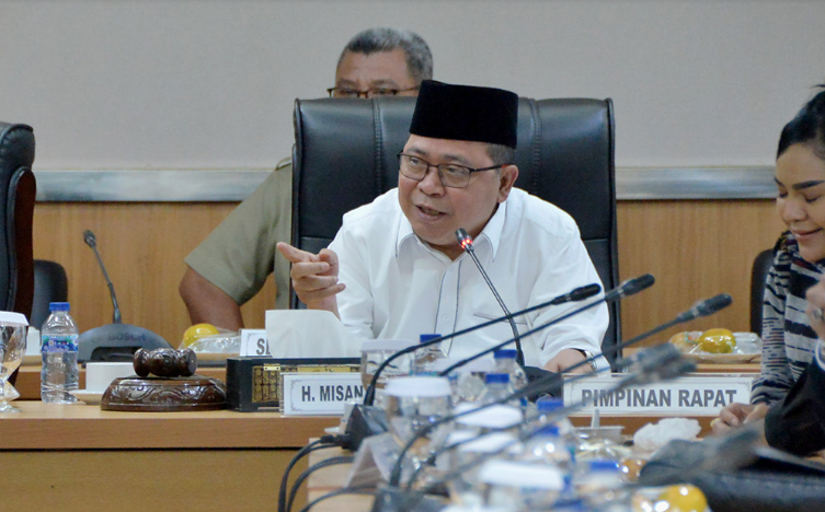 Dewan Perwakilan Rakyat Daerah (DPRD) Provinsi DKI Jakarta menetapkan jadwal Penandatanganan Kesepakatan Substansi atas Rancangan Peraturan Daerah (Raperda) Tentang Rencana Tata Ruang Wilayah (RTRW) Provinsi Daerah Khusus Ibukota Jakarta Tahun 2022 – 2042. Wakil Ketua Badan Musyawarah (Bamus) DPRD DKI Jakarta Misan Samsuri mengatakan, berdasarkan hasil rapat bersama eksekutif, penandatanganan kesepakatan akan dilangsung dalam rapat paripurna yang akan digelar, Rabu, (12/7) mendatang. “Berdasarkan saran dan masukan dari pimpinan dan anggota badan musyawarah serta pejabat eksekutif dapat disepakati penetapan jadwal penandatanganan kesepakatan antara Pejabat (Pj) Gubernur dan DPRD Provinsi DKI Jakarta dilakukan pada hari Rabu mendatang,” ujar Wakil Ketua Bamus Provinsi DKI Jakarta, Misan Samsuri di gedung DPRD DKI Jakarta. Pada kesempatan itu, Ketua Bamus Provinsi DKI Jakarta Prasetio Edi Marsudi menegaskan agar jajaran eksekutif kooperatif dalam pembahasan. Kepala Satuan Kerja Perangkat Daerah (SKPD) terkait diharapkan hadir tanpa diwakili. “Tolong kaya gini jangan diwakilkan. Tapi intinya ya ini harus kita lalui, jangan sampai kalau sudah jadi Perda ini masuk ke laci pak, banyak sekali kita buat Perda tidak ada gunanya,” ungkapnya. Pras sapaan karibnya mencontohkan aturan mengenai kewajiban kepemilikan garasi bagi warga Jakarta yang hendak membeli kendaraan roda empat. Di mana aturan tersebut telah tercantum dalam Pasal 140 Perda Nomor 5 Tahun 2014 tentang Transportasi. “Perda itu jadi masalah, bagaimana kita mengurai kemacetan itu, kalau satu garasi satu mobil itu harusnya mobilnya cuma satu, bukan empat,” tandasnya.